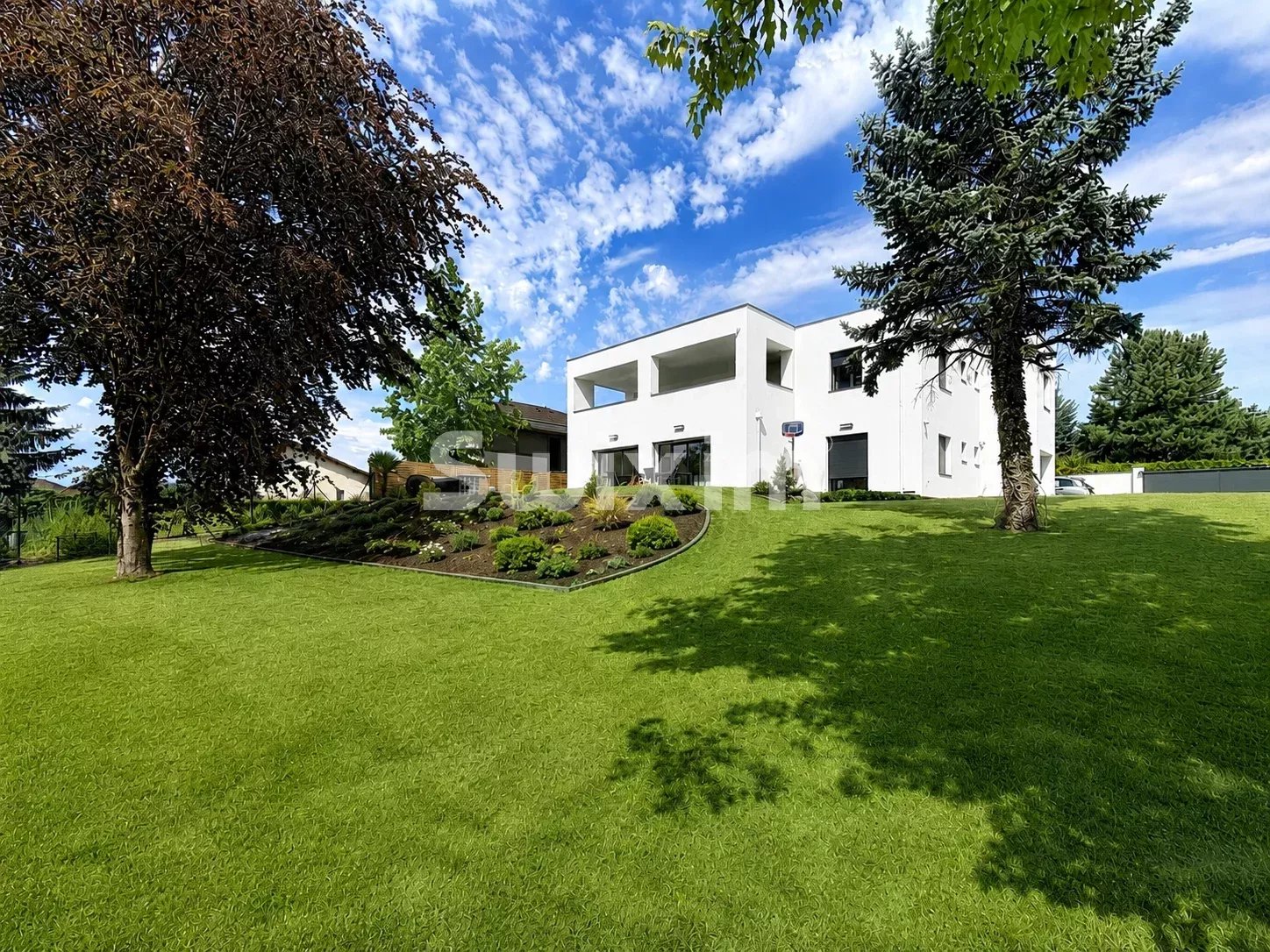 Maison individuelle T8 de 323m2 sur terrain de 1'120m2!