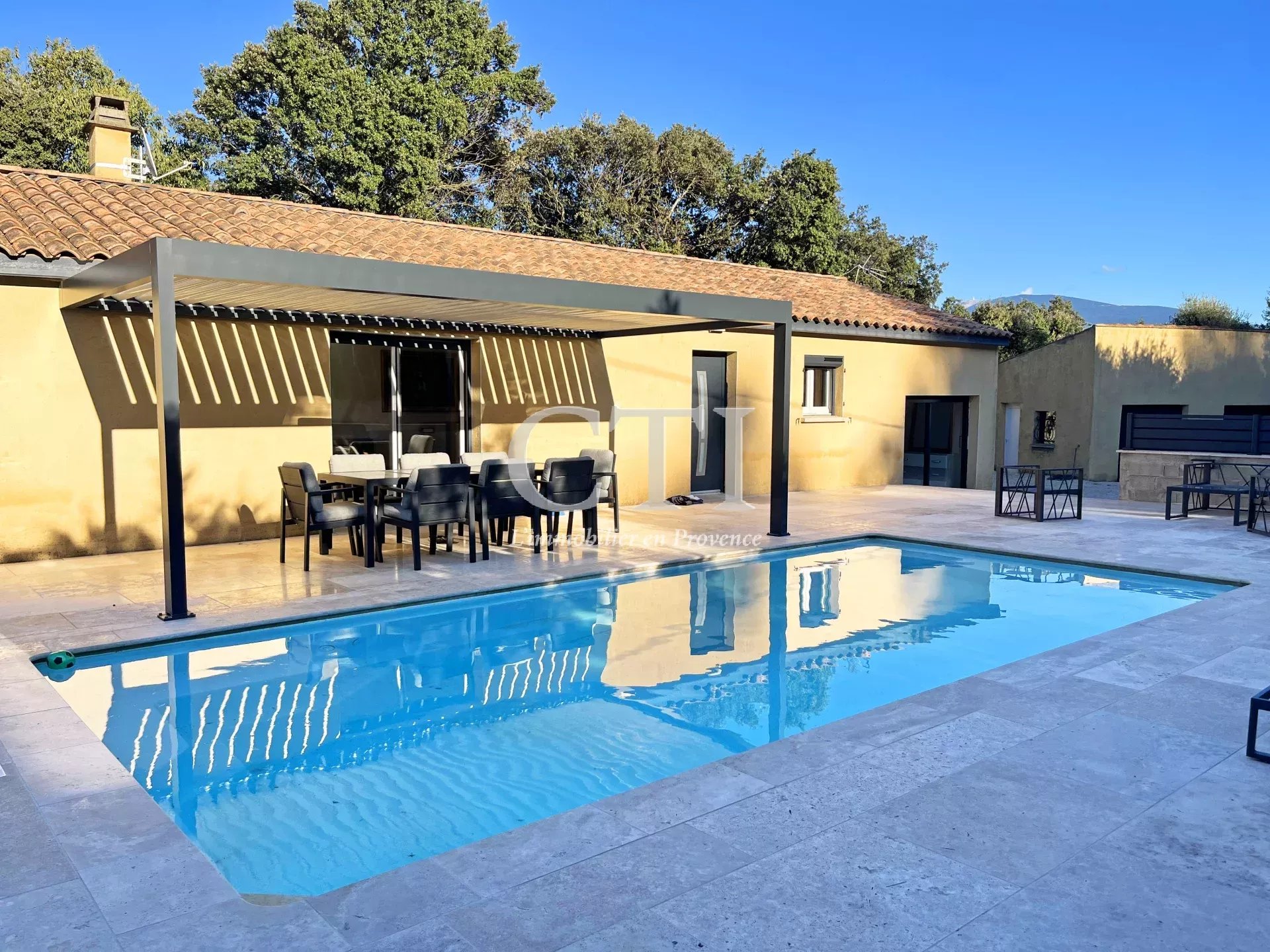 For sale: Contemporary villa of 180 m² with a pool and high-end features, located 1 km from the center of Vaison-la-Romaine.