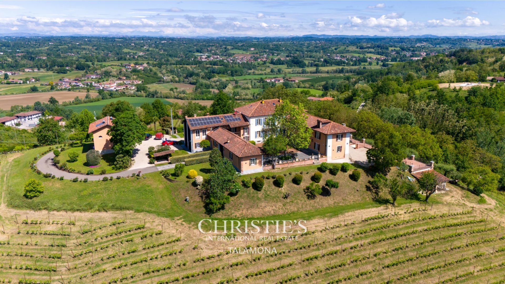 12 Bedroom Vineyard's Image 6