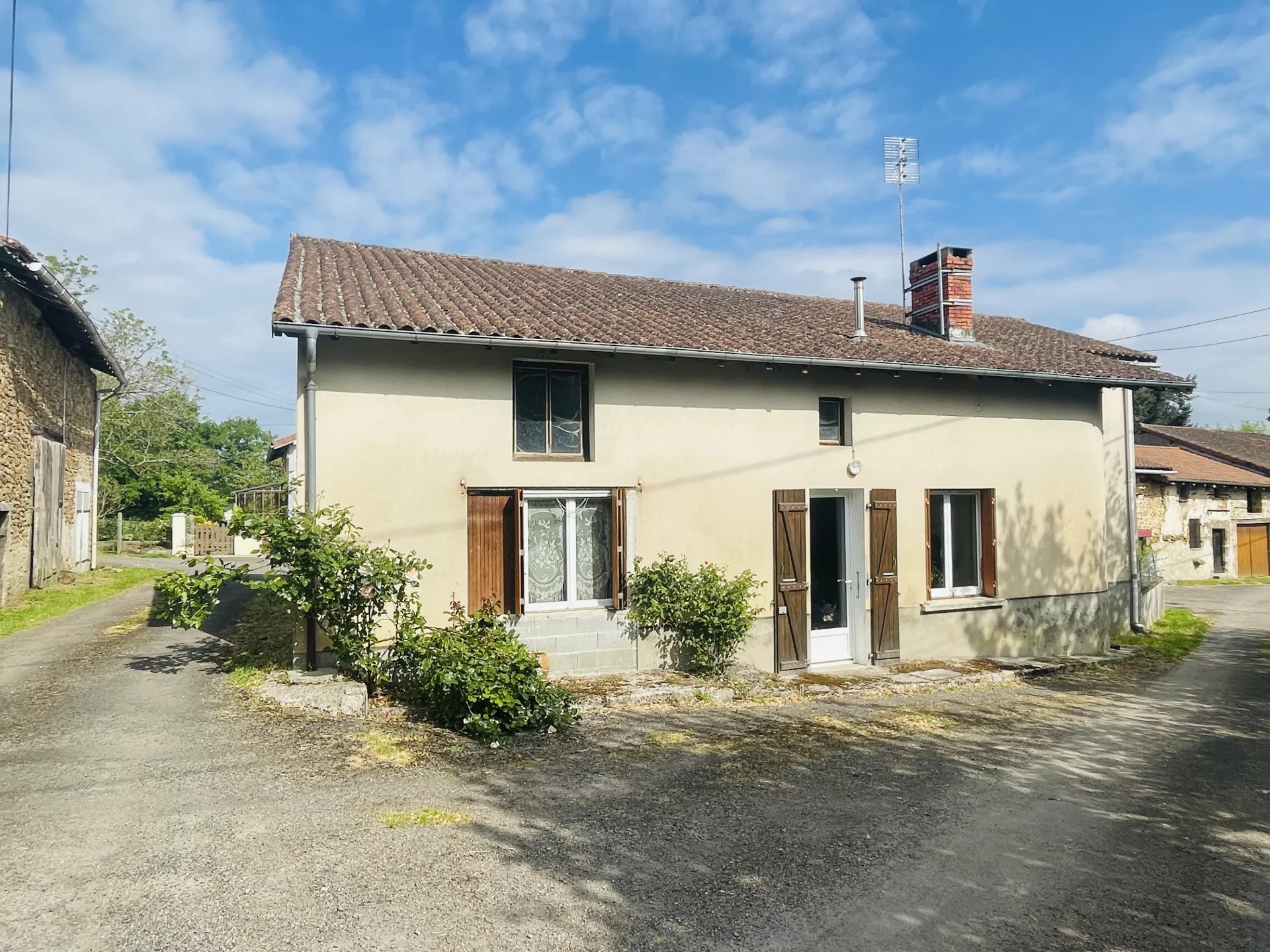 Maison en pierre au calme – 5 pièces avec dépendances