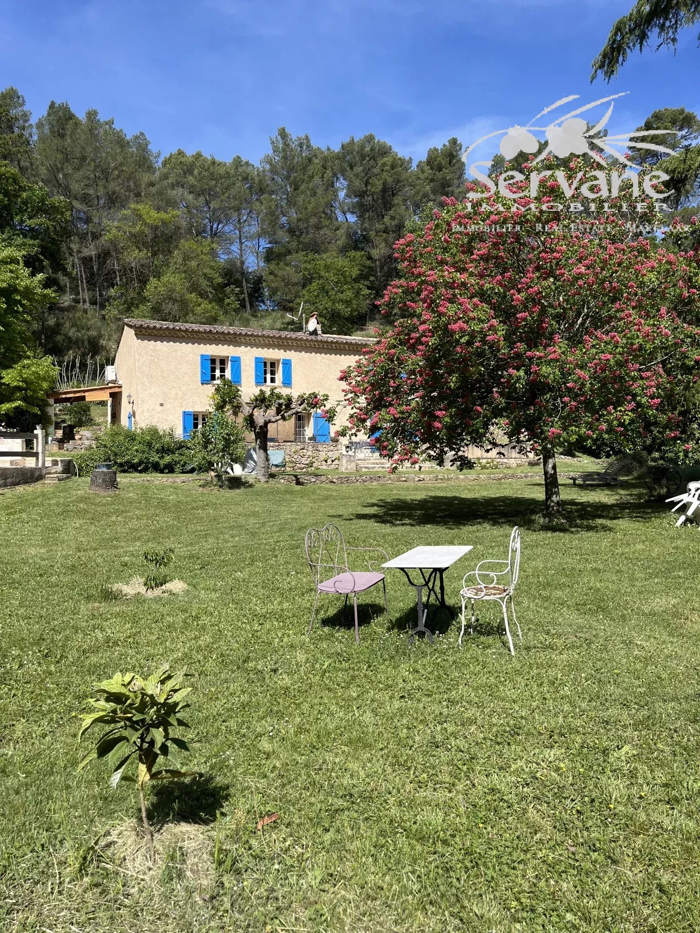 SALERNES Property with strong rental potential: 3 houses and a separate apartment
