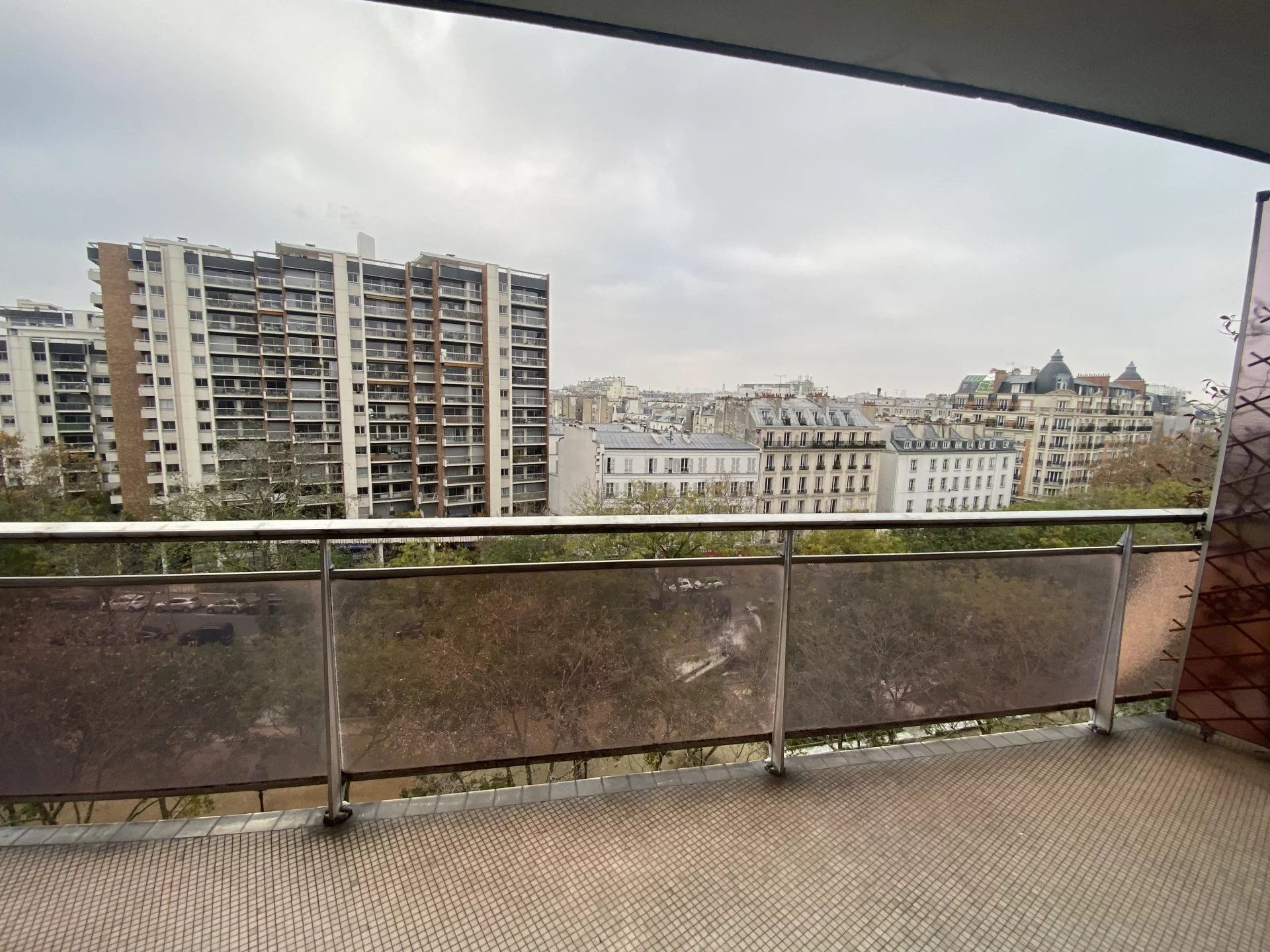 Studio en étage élevé avec balcon Lumineux et vue dégagée. A rénover