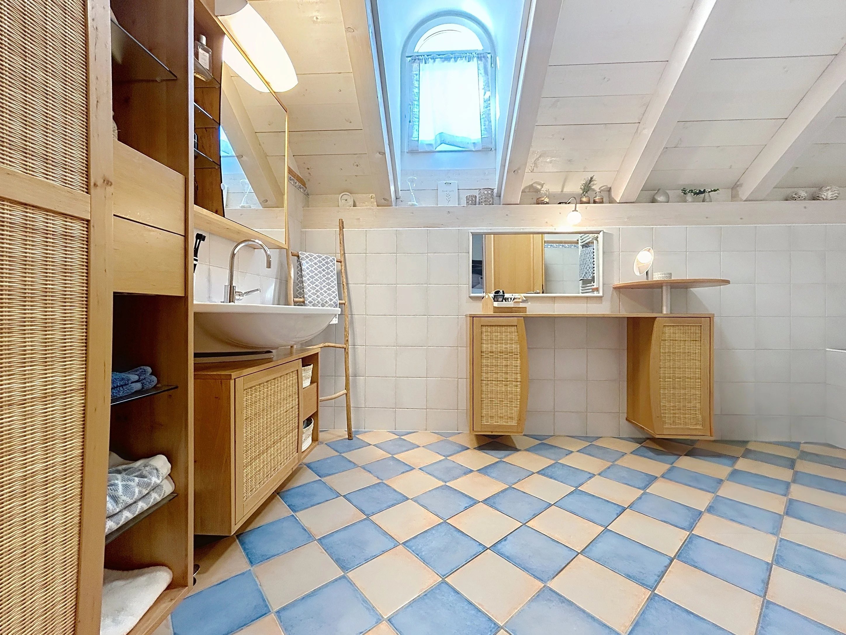 Spacieuse villa familiale de caractère avec vaste jardin (Laténa)