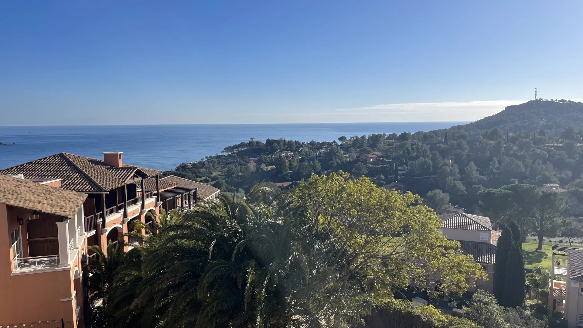 Appartement 2 Pièces, Vue Panoramique sur la Mer et le Golf à Cap Esterel avec Terrasse.