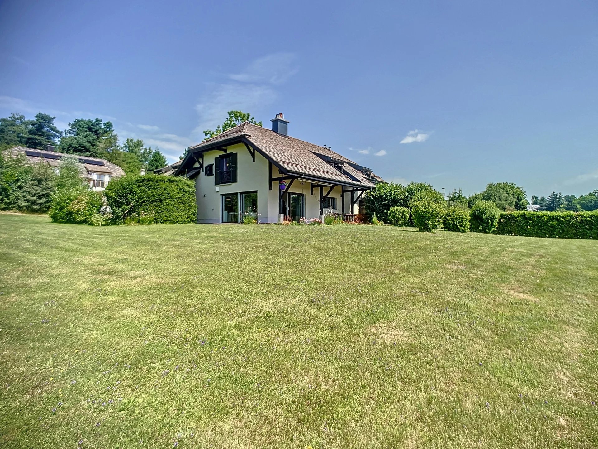 Maison vaudoise avec magnifique jardin