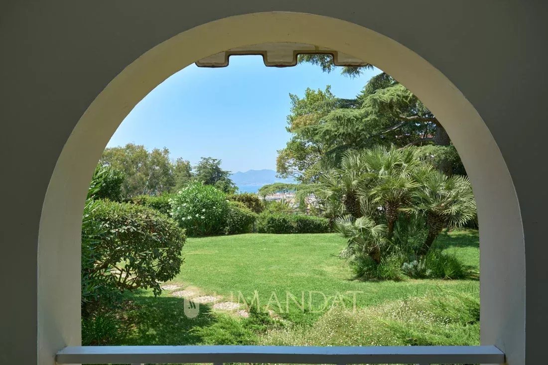 CANNES CALIFORNIE – APPARTEMENT AVEC JARDIN ET APERÇU MER