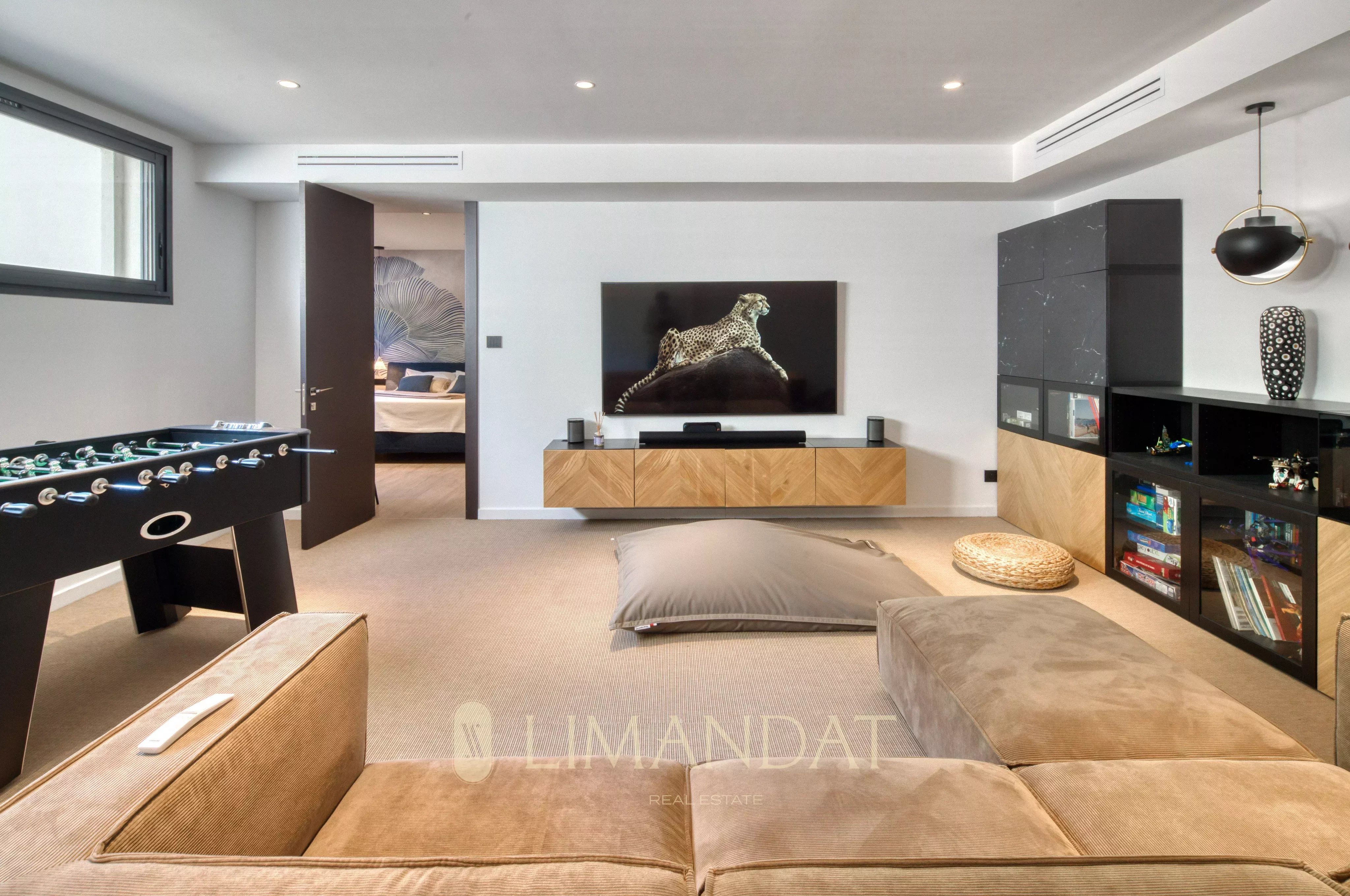 Near Cannes – Bali-Style Villa – 4 Bedrooms – Swimming Pool – Jacuzzi