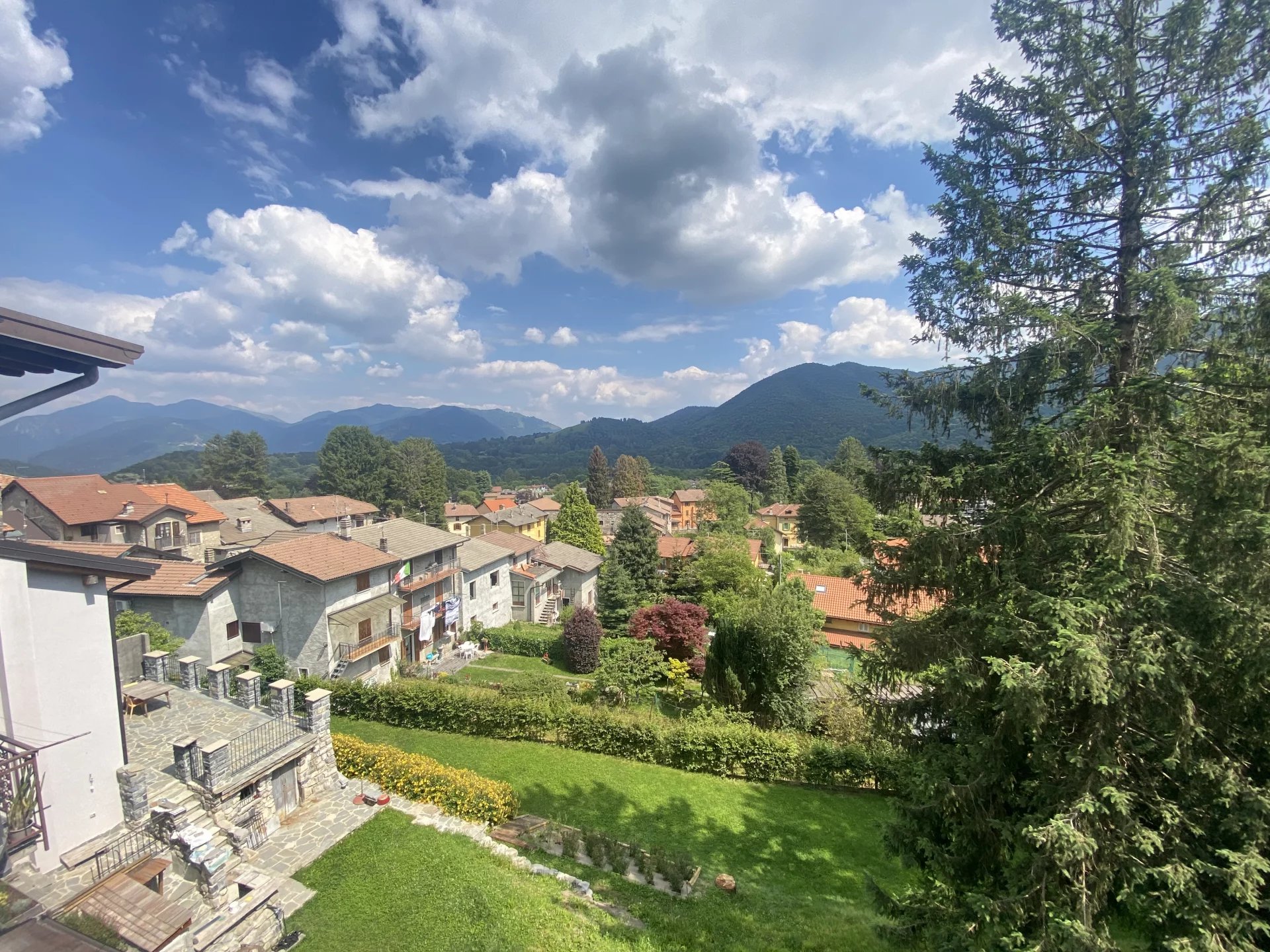 casa terra-tetto in centro paese con giardinetto