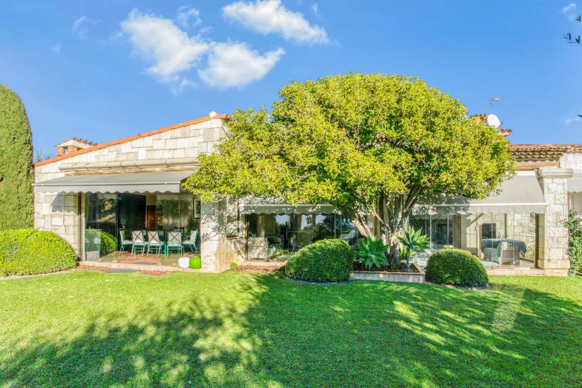 EXCEPTIONNELLE VILLA DANS LE QUARTIER RÉSIDENTIEL DE FABRON