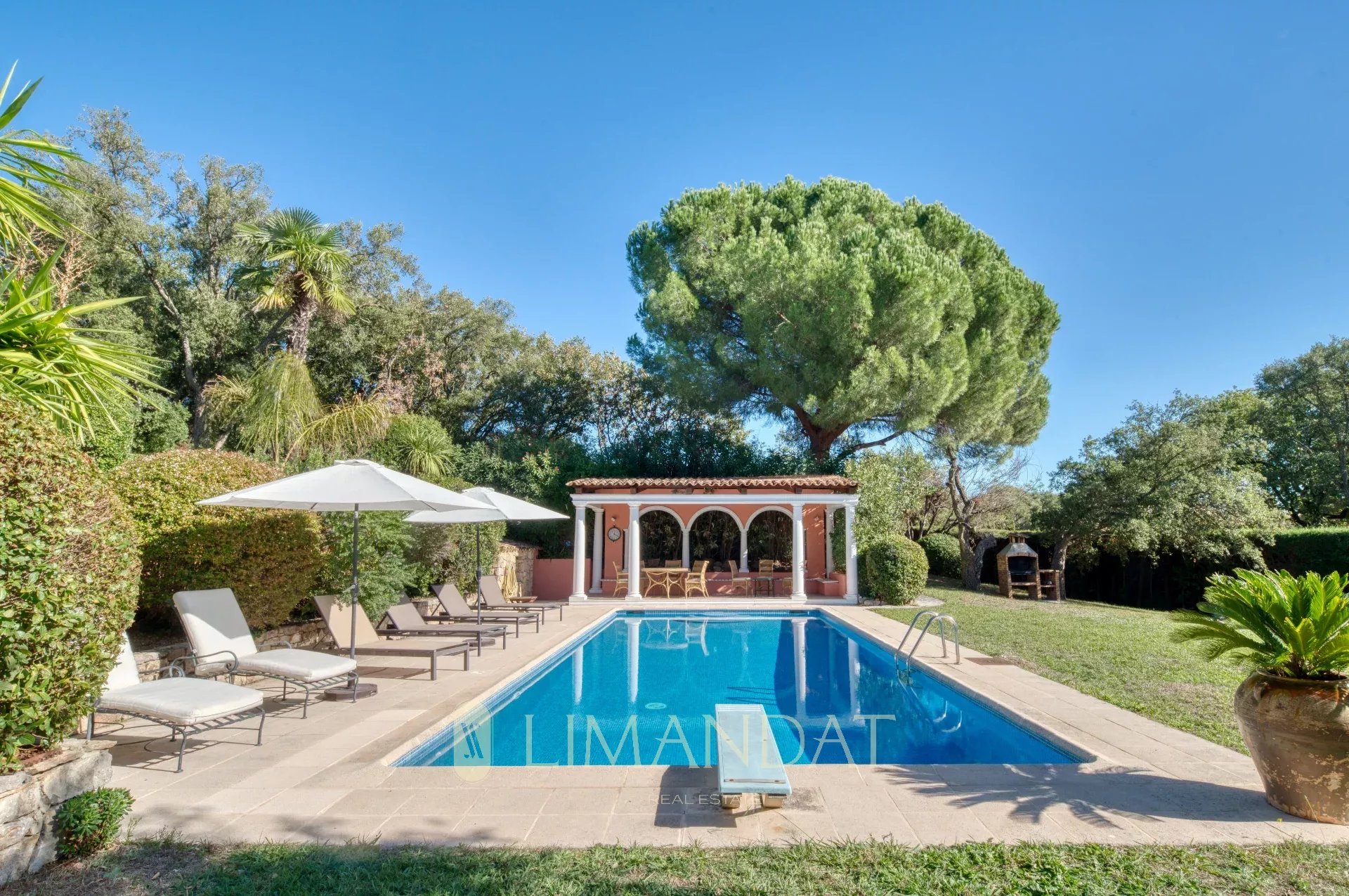 240 m² villa - 5000 m² land - Swimming pool - Garage -