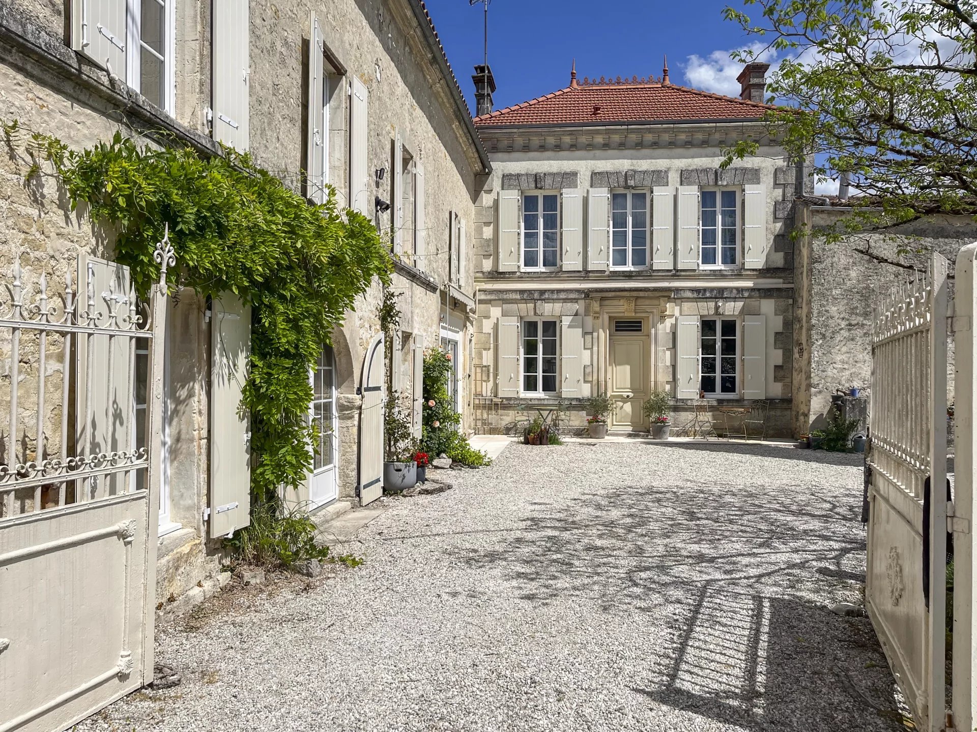 Elégante maison de campagne avec maison d'hôtes, jardin et piscine