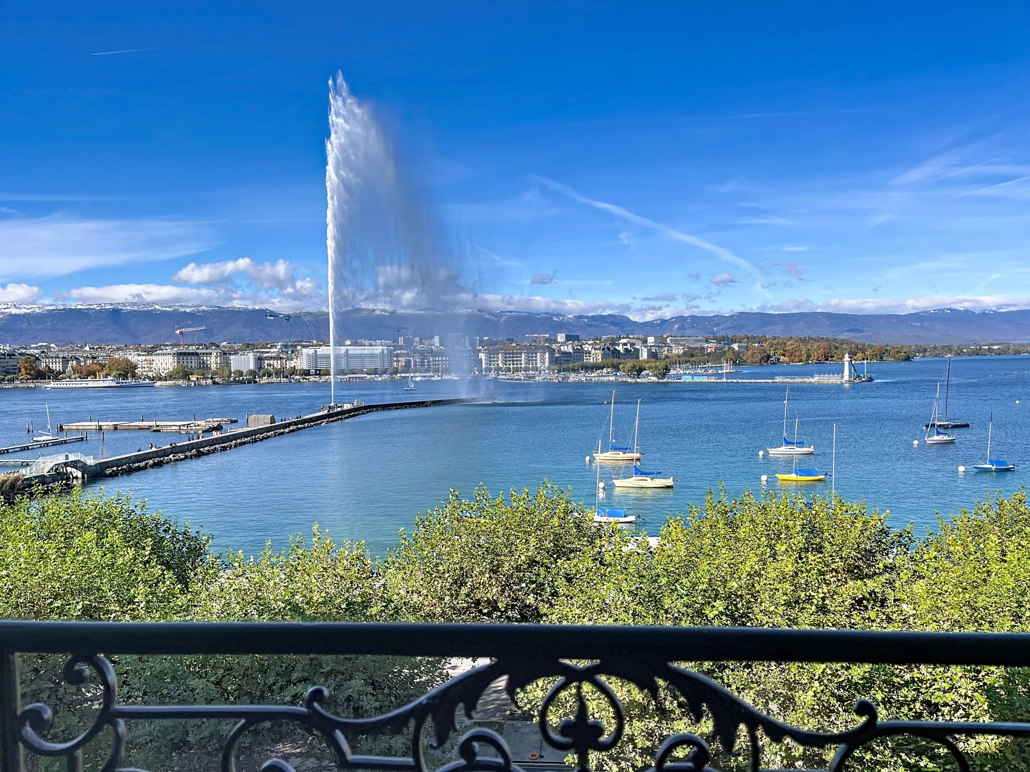 Unique – Fully Renovated 5-Room Apartment Facing the Jet d'Eau in Geneva