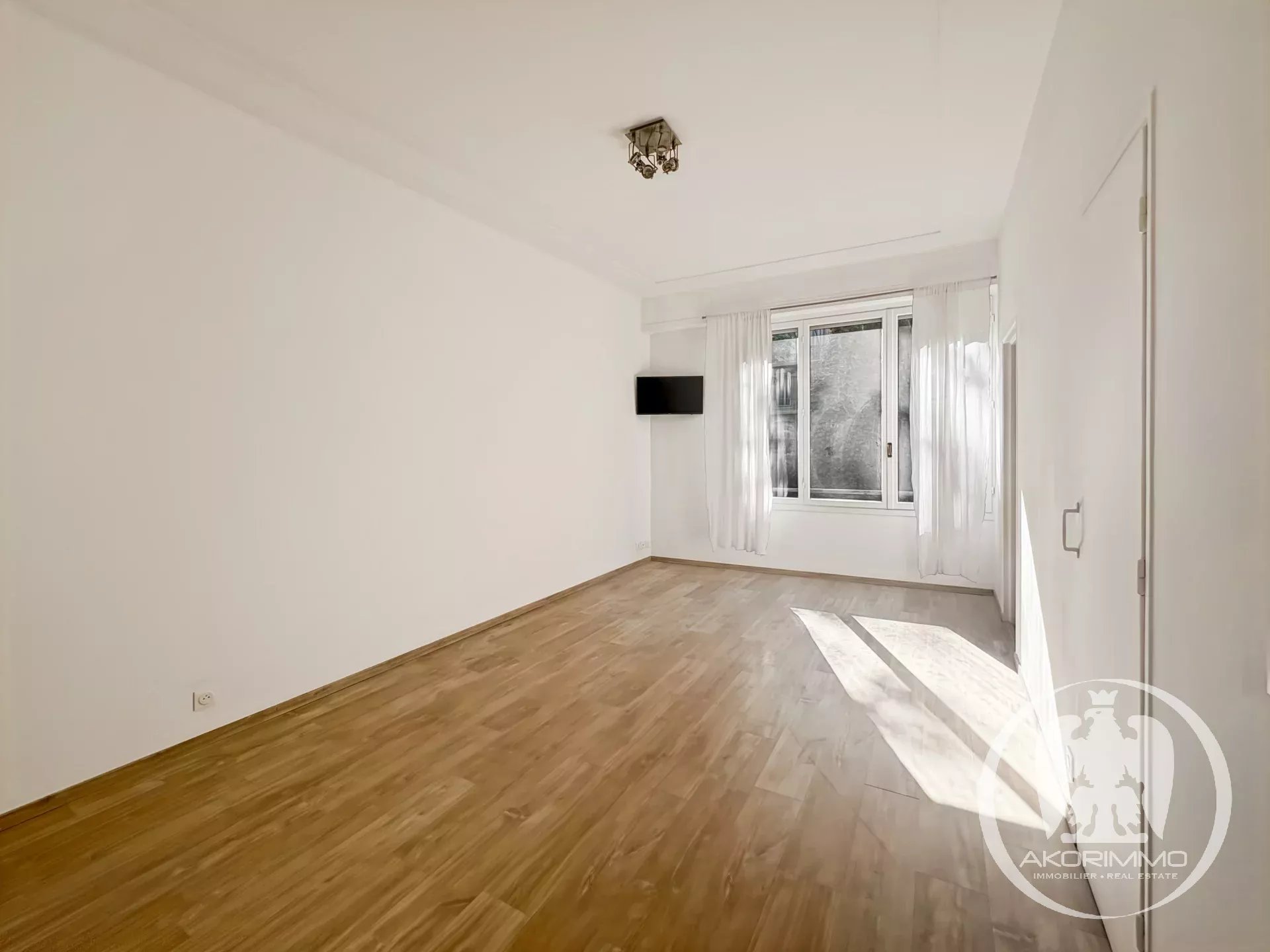 Studio lumineux avec vue sur jardin – Quartier Dubouchage