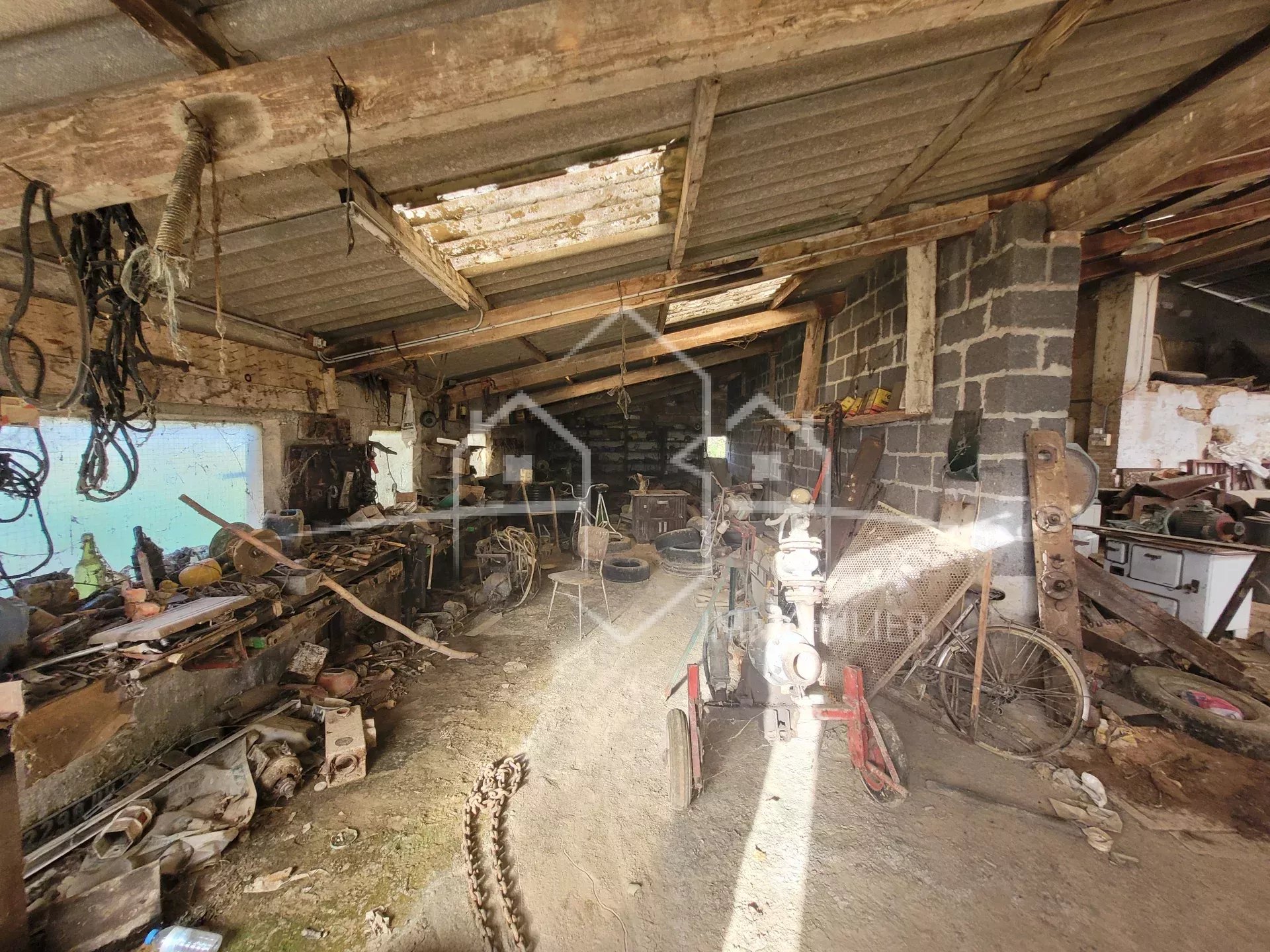 ANNEYRON, maison 2 pièces à rénover avec dépendances