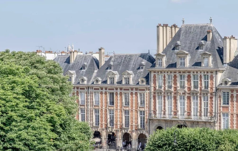5 pièces- Place des Vosges- 75004 PARIS