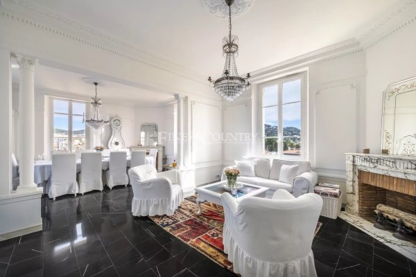 Fifth-floor Bourgeois Apartment For Sale in Cannes — photo 2