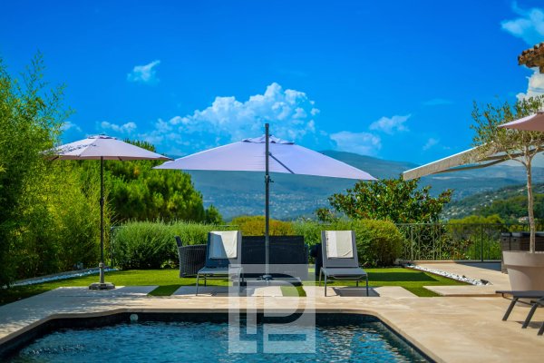 Gated Estate — Elegant Renovated Provençal Villa with Panoramic Views — photo 4