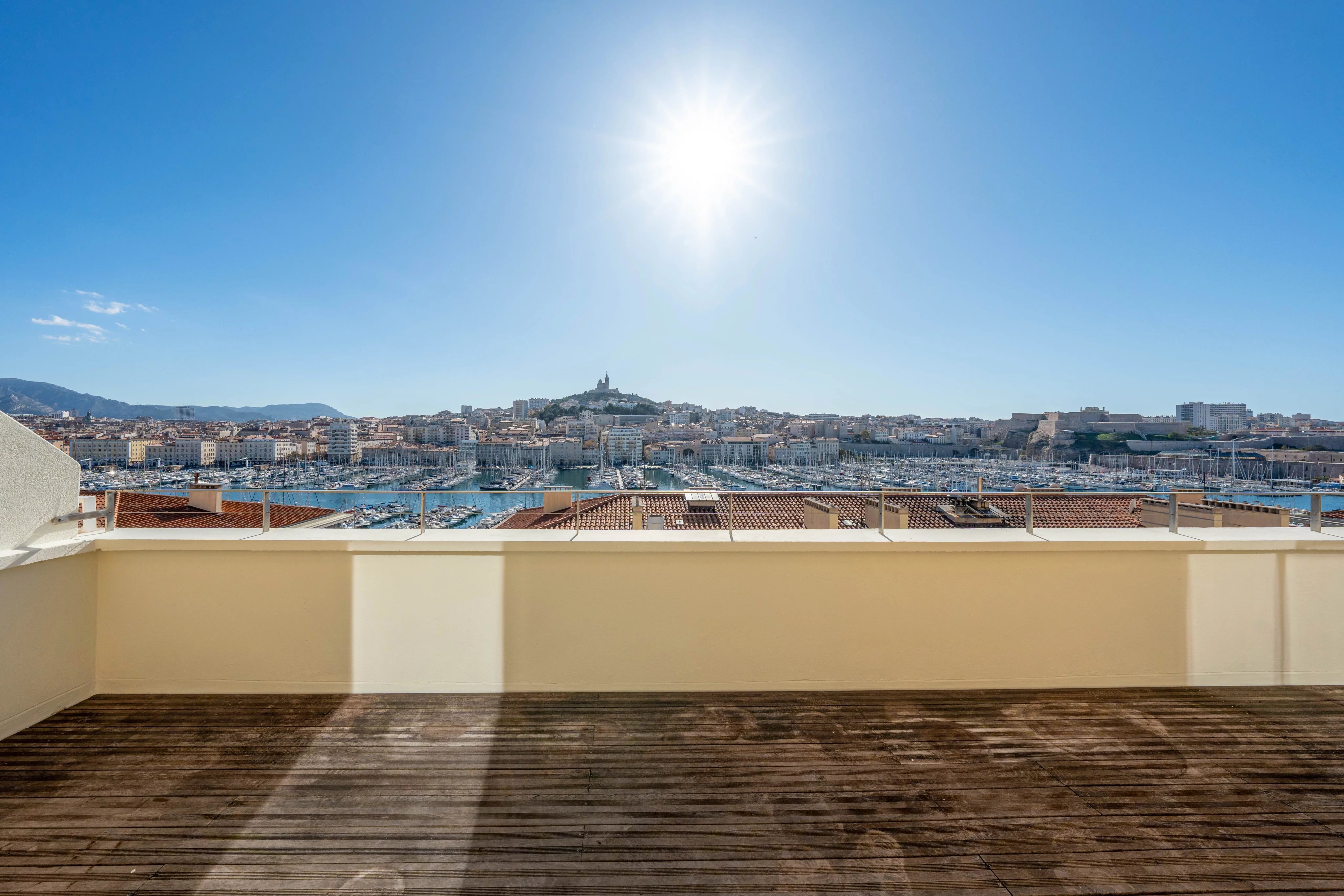 Marseille – Appartement avec terrasse et vue panoramique sur le Vieux-Port