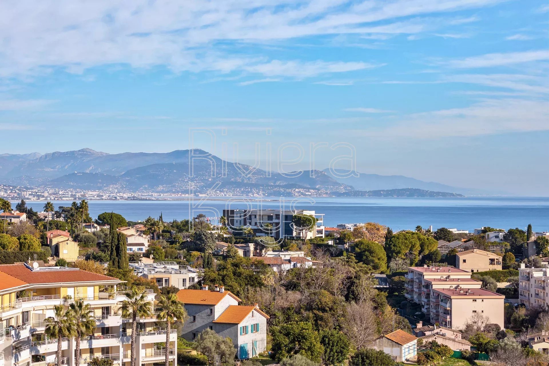 ANTIBES COMBES: Wunderschöne neuwertige 3-Zimmer-Dachterrassenwohnung mit Meerblick