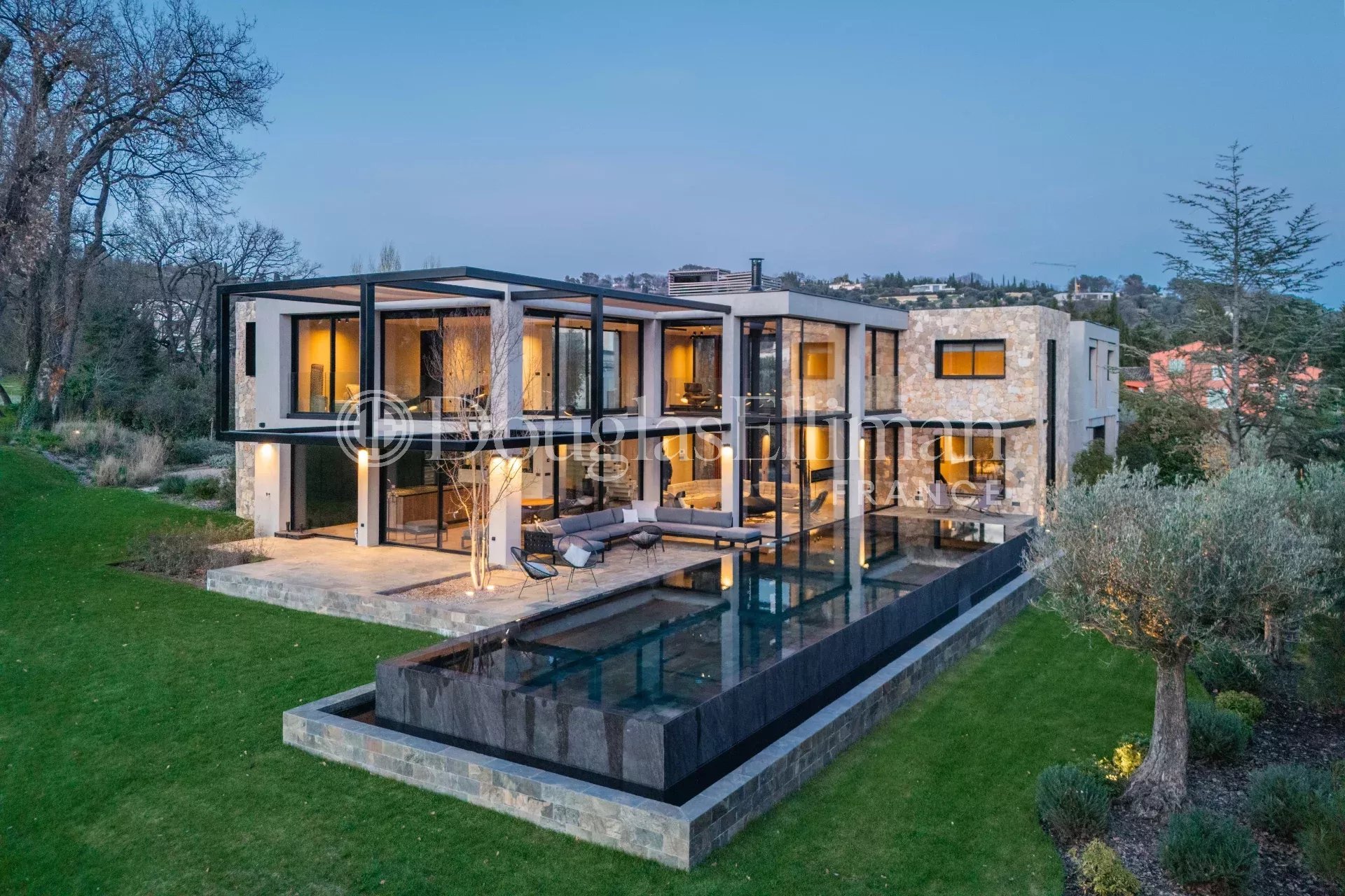 PRÈS DE VALBONNE – RARE Villa Contemporaine Neuve avec Vue sur le GOLF - Image nᵒ3