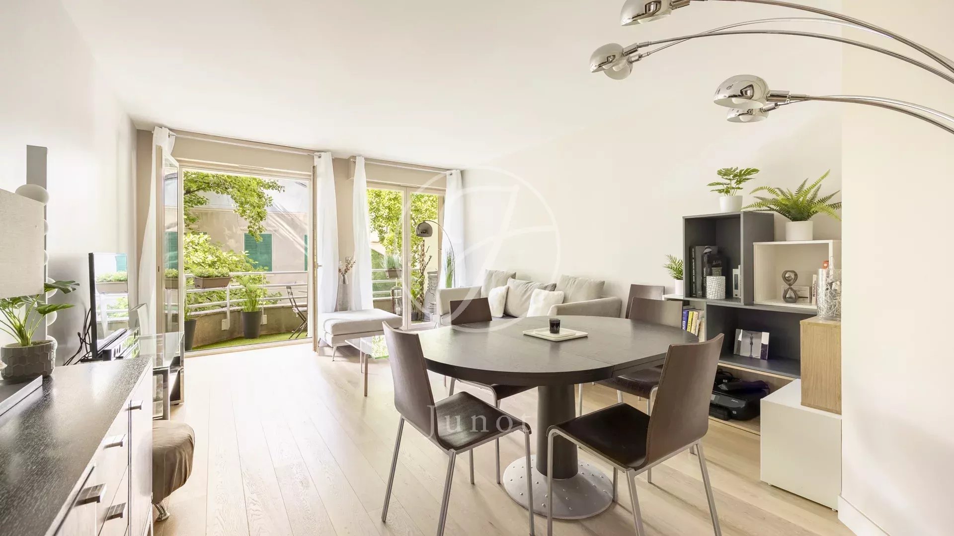 Neuilly-sur-Seine - AVENUE DU ROULE / SABLONS - Appartement à louer - 3 pièces meublé - 71,12m² Carrez - 2 chambres - Terrasse - Parking boxe fermé en plus.