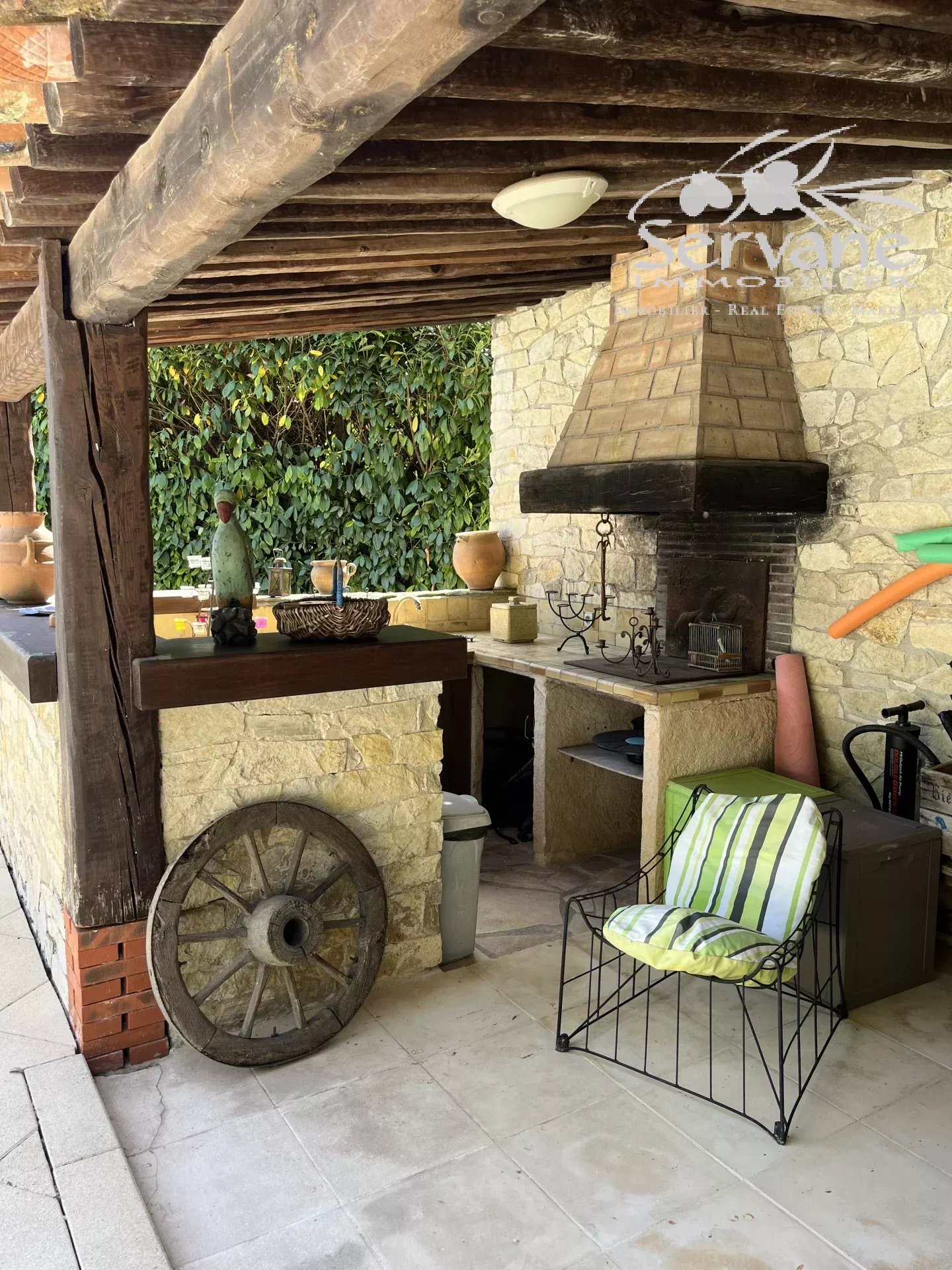 SALERNES Property with strong rental potential: 3 houses and a separate apartment