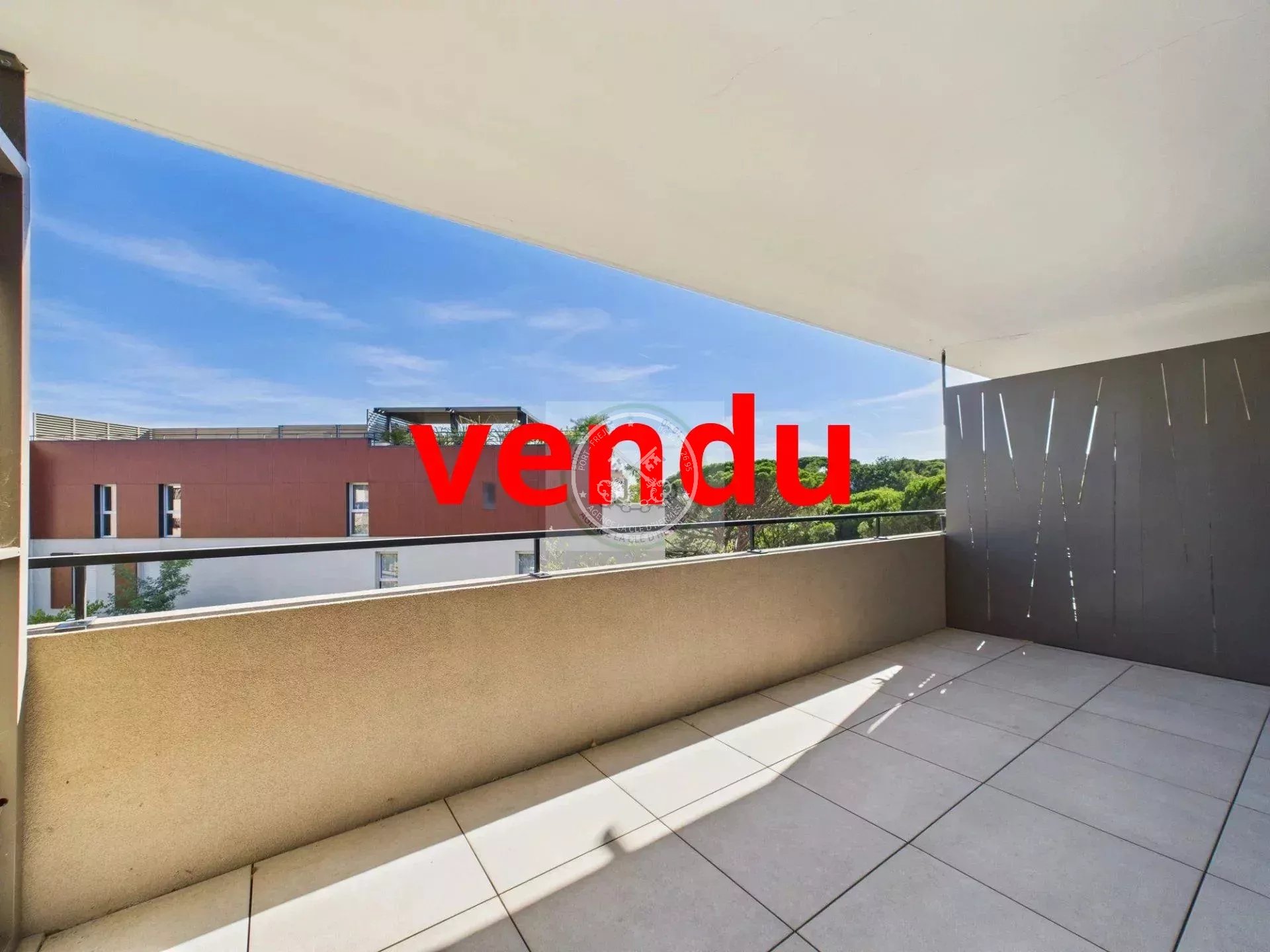TOUR DE MARE Appartement 2 pièces moderne avec balcon et garage