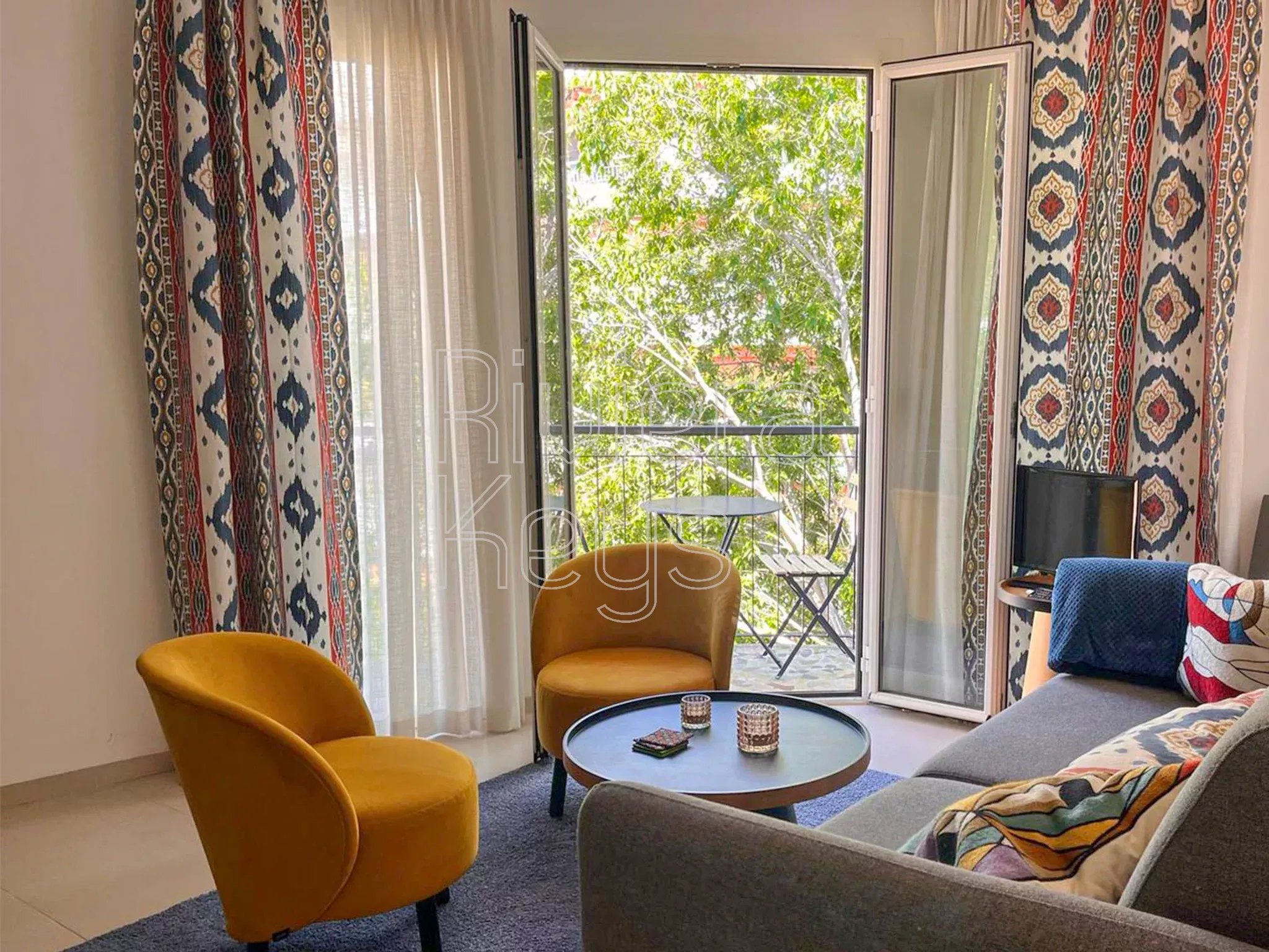 ANTIBES – Illette: Lys hjørneleilighet med balkong og 2 soverom