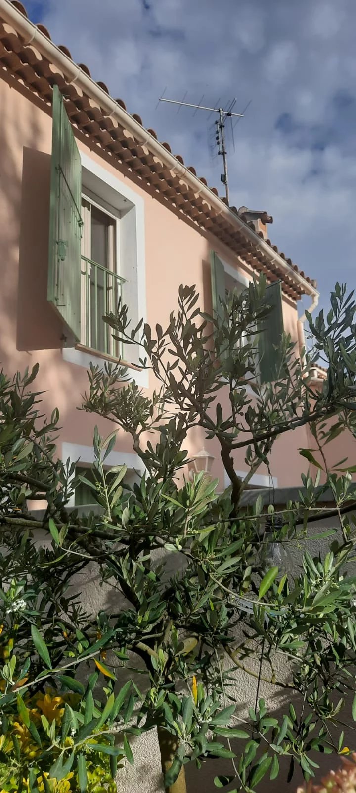 FUVEAU A PIED AU VILLAGE MAISON AU CALME AVEC JARDIN ET GARAGE