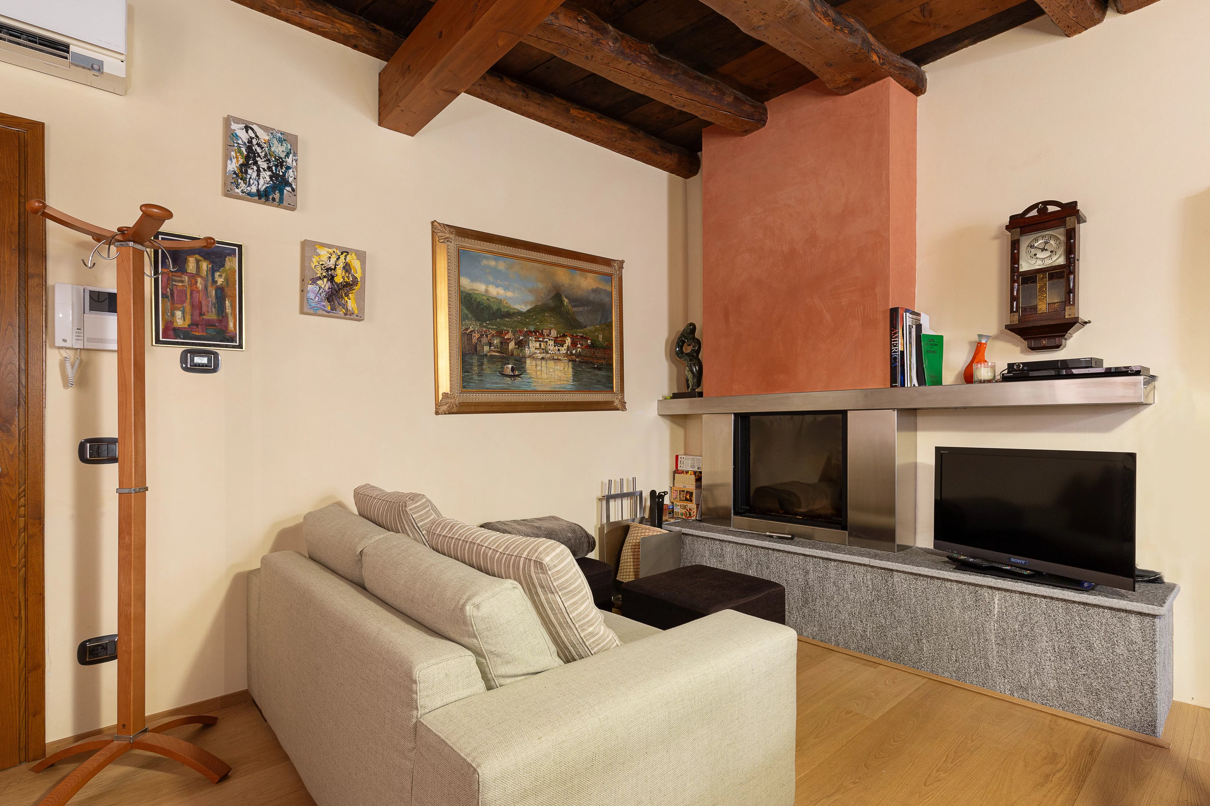 Rustic house in the historic center of Brienno - picture 31