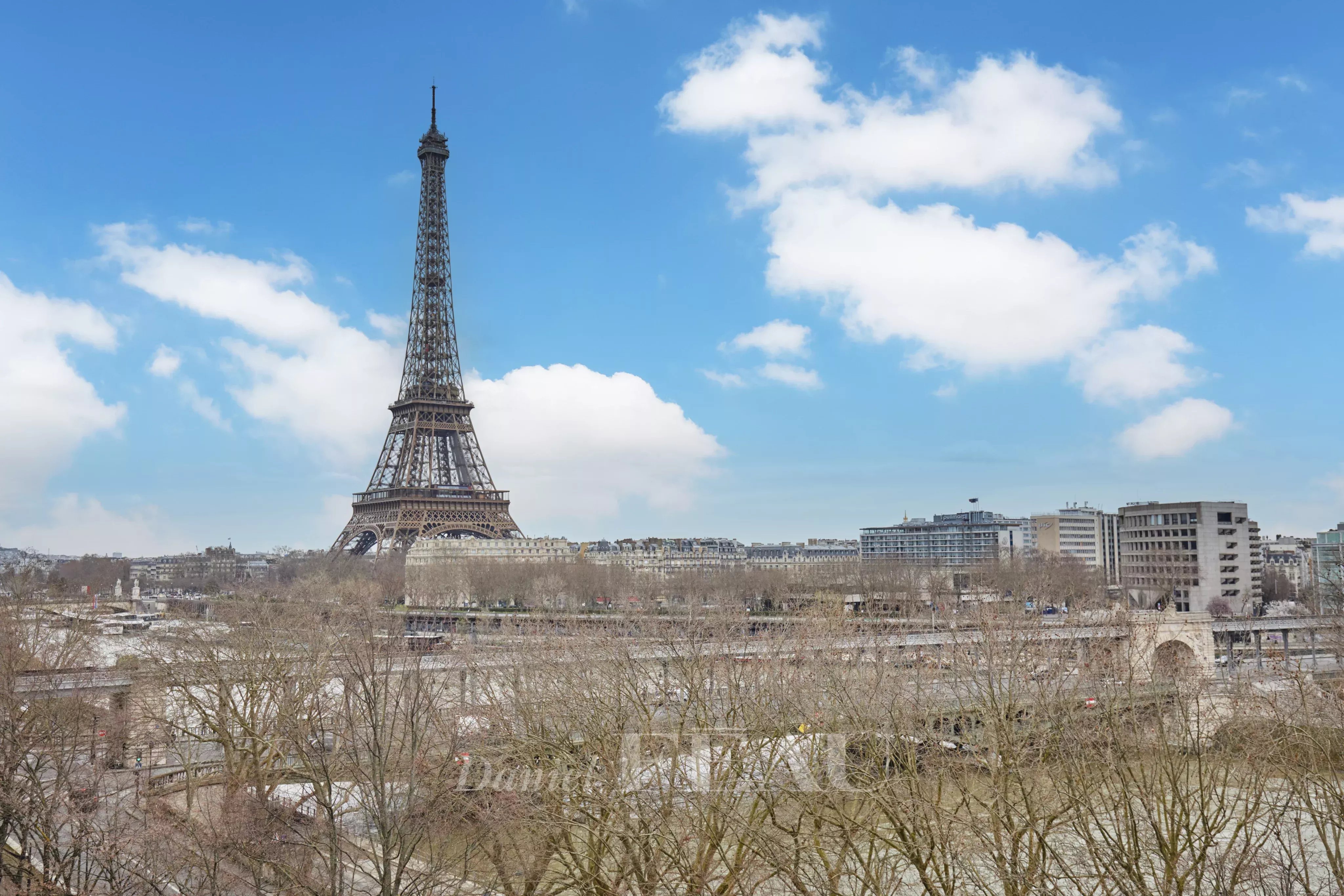 XVIème - 87m² -  6ème étage - Balcon - Plein soleil vue Tour Eiffel