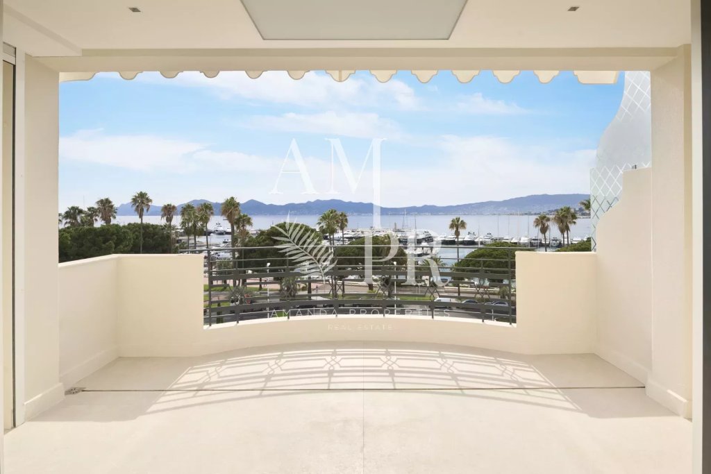 Apartment for sale in Cannes — Luxury Penthouse Cannes Croisette | Sea View Legacy Apartment