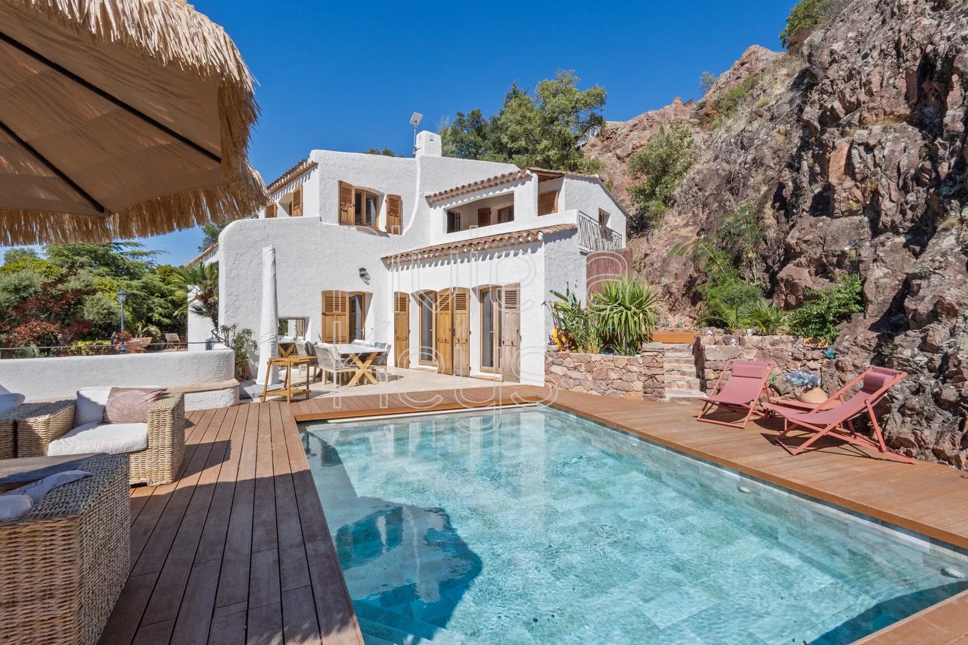 MANDELIEU-LA-NAPOULE: Modern 4-bedroom renovated villa with heated pool