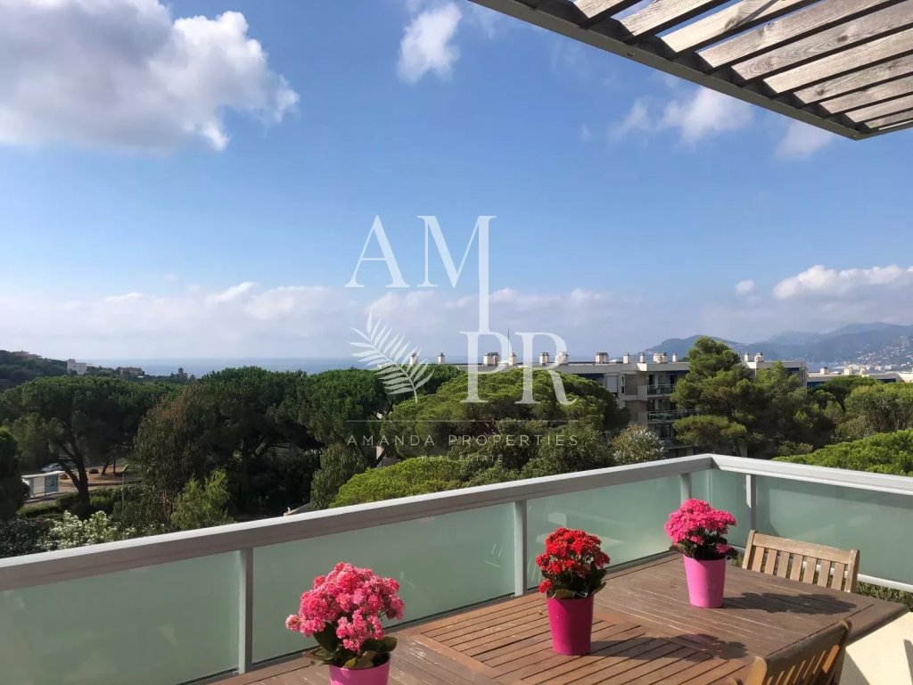 Apartment for sale in Le Cannet — Superb 4 Rooms 100m² - Top Floor with Terrace Sea View -Le Cannet