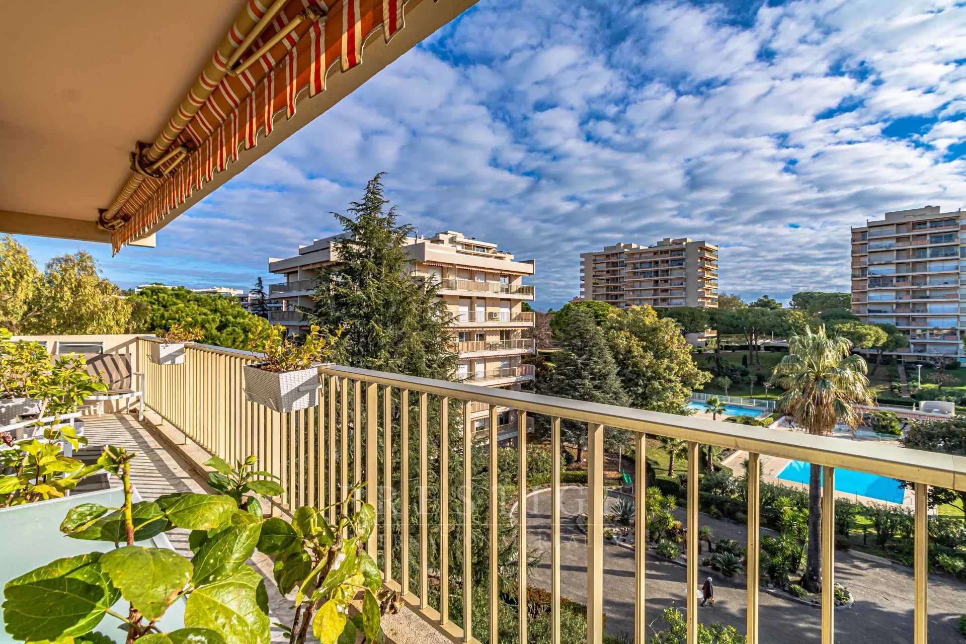 JUAN LES PINS, 3 bedrooms top floor flat terraces -cave- garage- pool & tennis