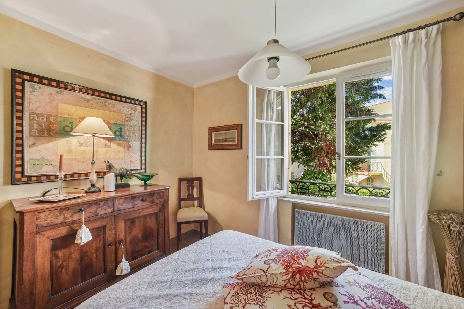 Central 3-bedroom apartment with three balconies