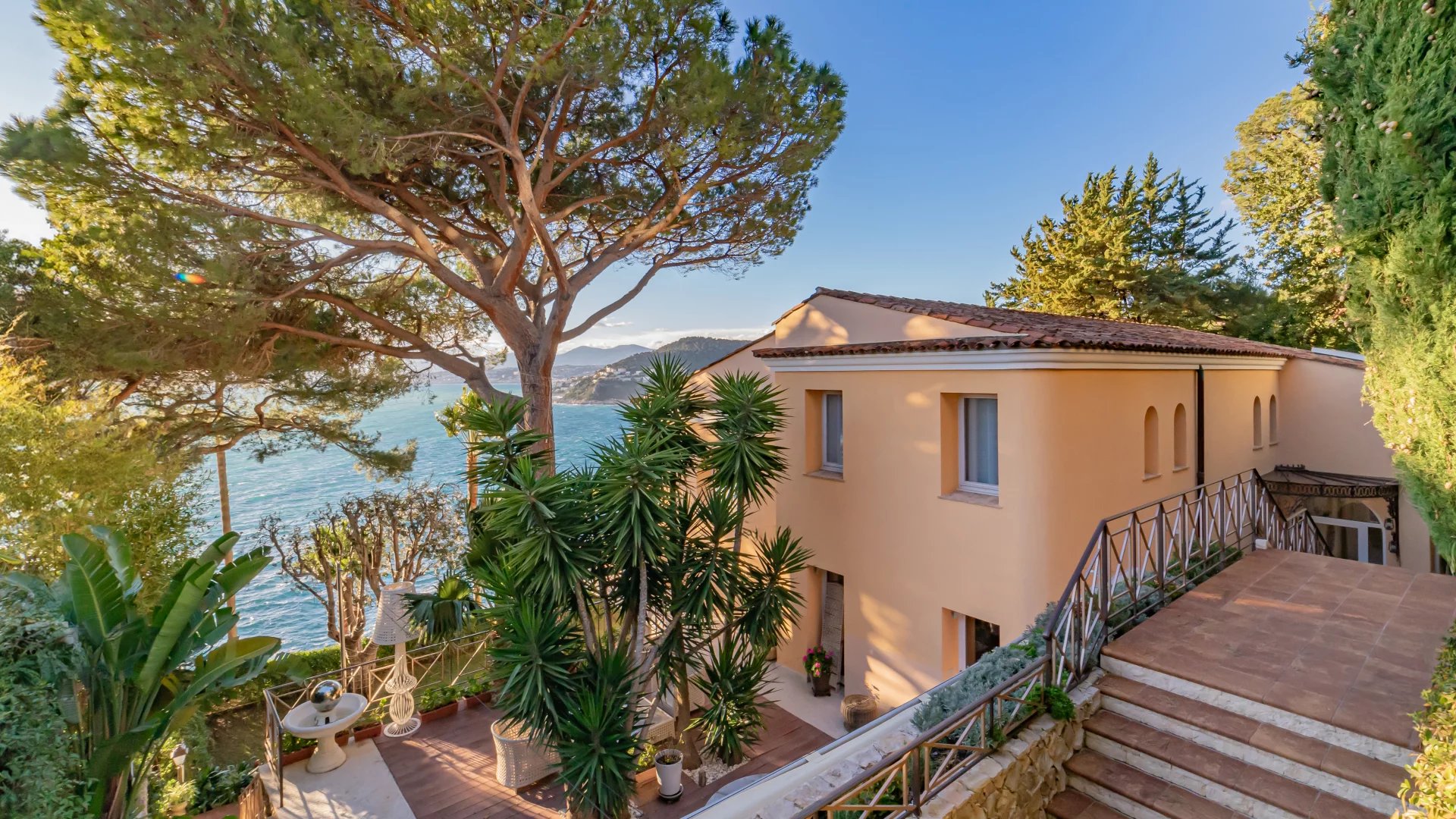 Propriété pieds dans l'eau au Cap-Ferrat