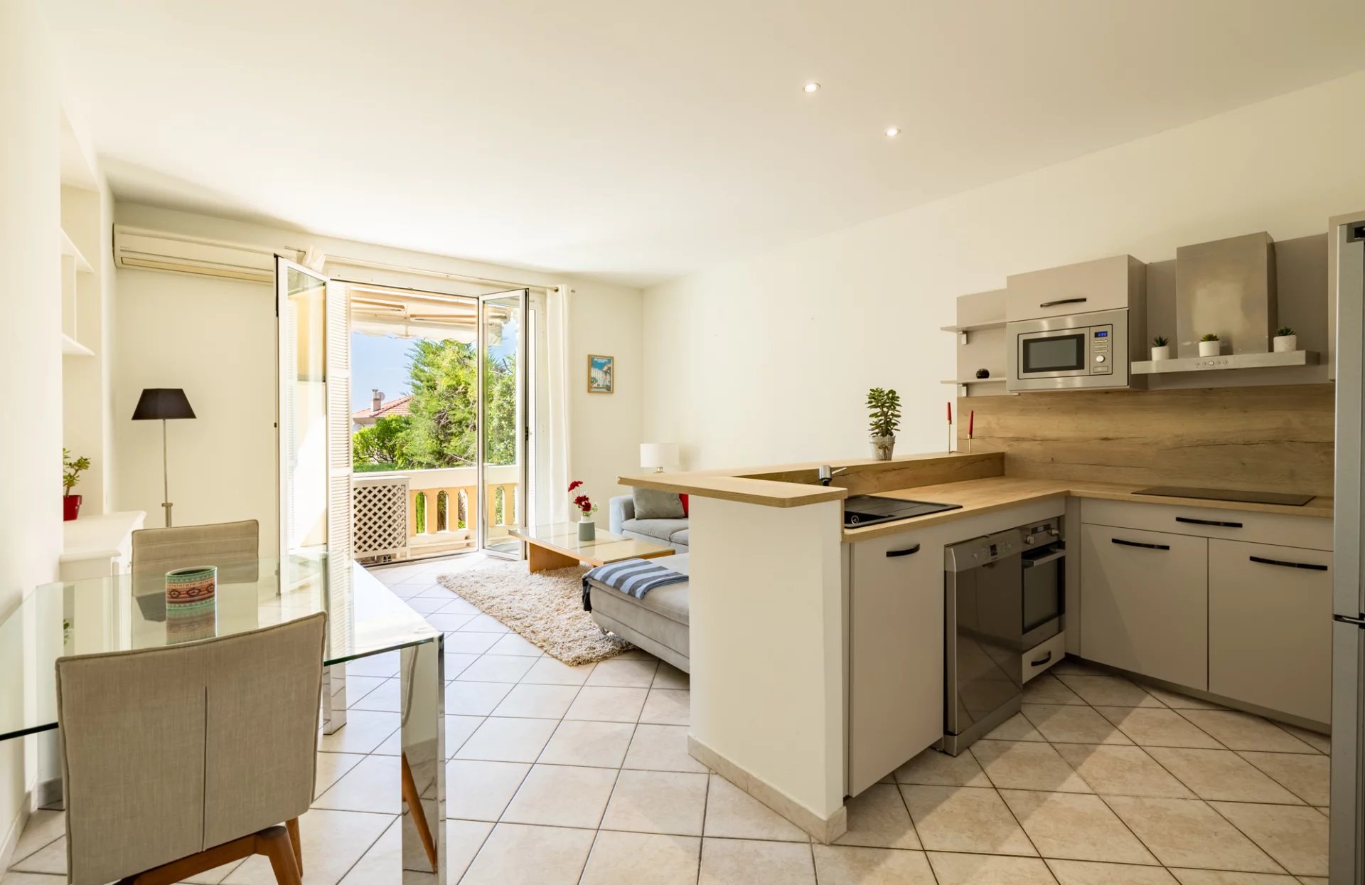 3-ROOM APARTMENT IN BEAULIEU-SUR-MER – CITY CENTRE – BOURGEOIS BUILDING