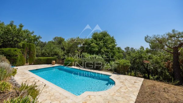 A prime location for this property, set in an elevated position with sea views — photo 6