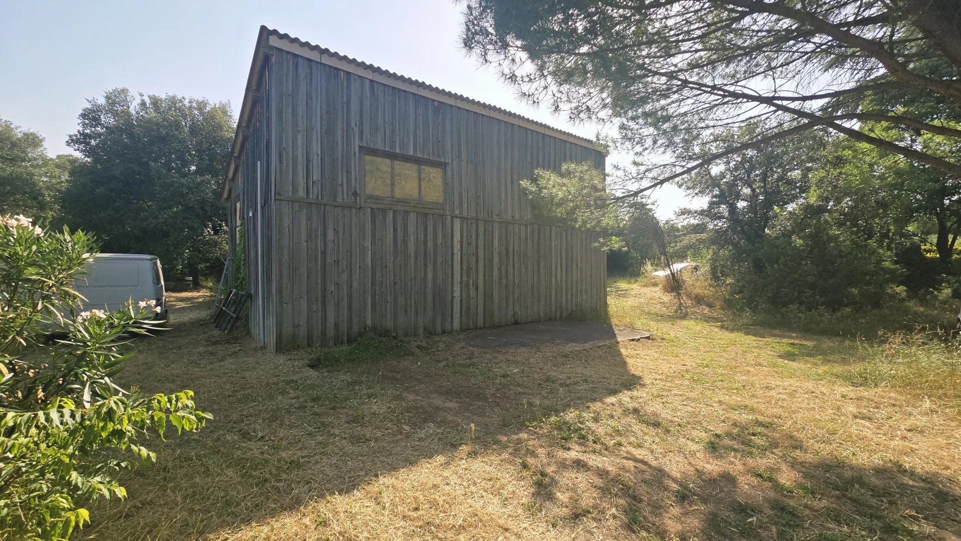 UNE EXCLUSIVITÉ GIMMOT – À VENDRE – TERRAIN EN ZONE ARTISANALE AVEC ATELIER