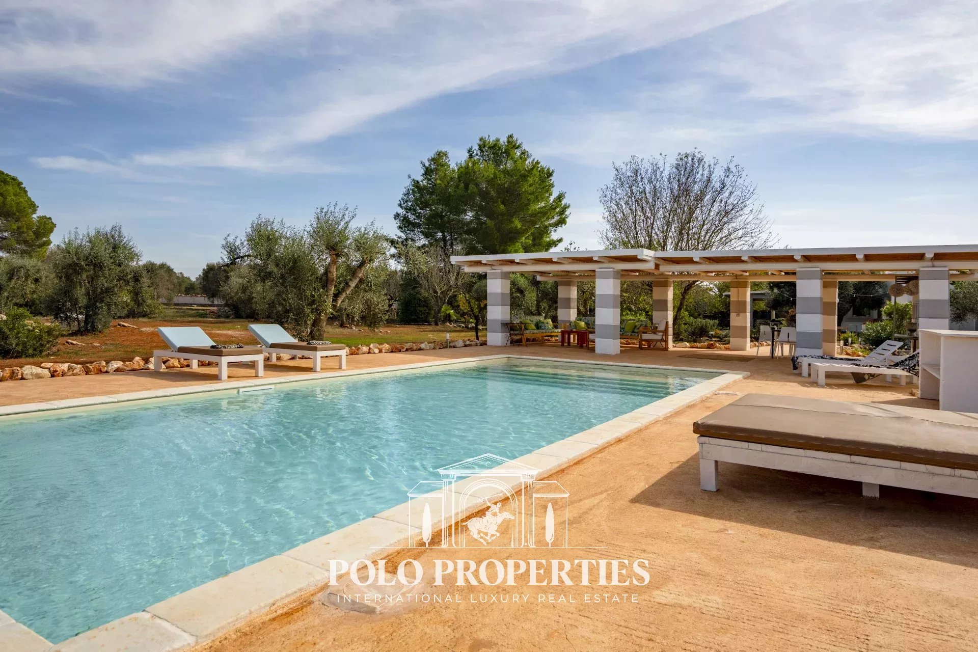 daniele brescia è un fotografo professionista che si occupa di fotografia di interni, real estate, architettura e paesaggio. fotografo che lavora su bari, monopoli, ostuni e bologna. servizi per case 