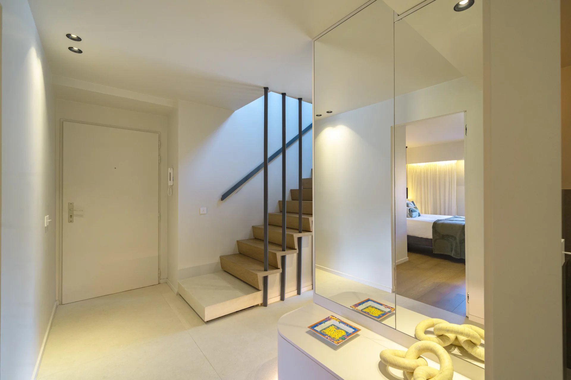 3-bedroom top floor duplex with rooftop terrace and sea views