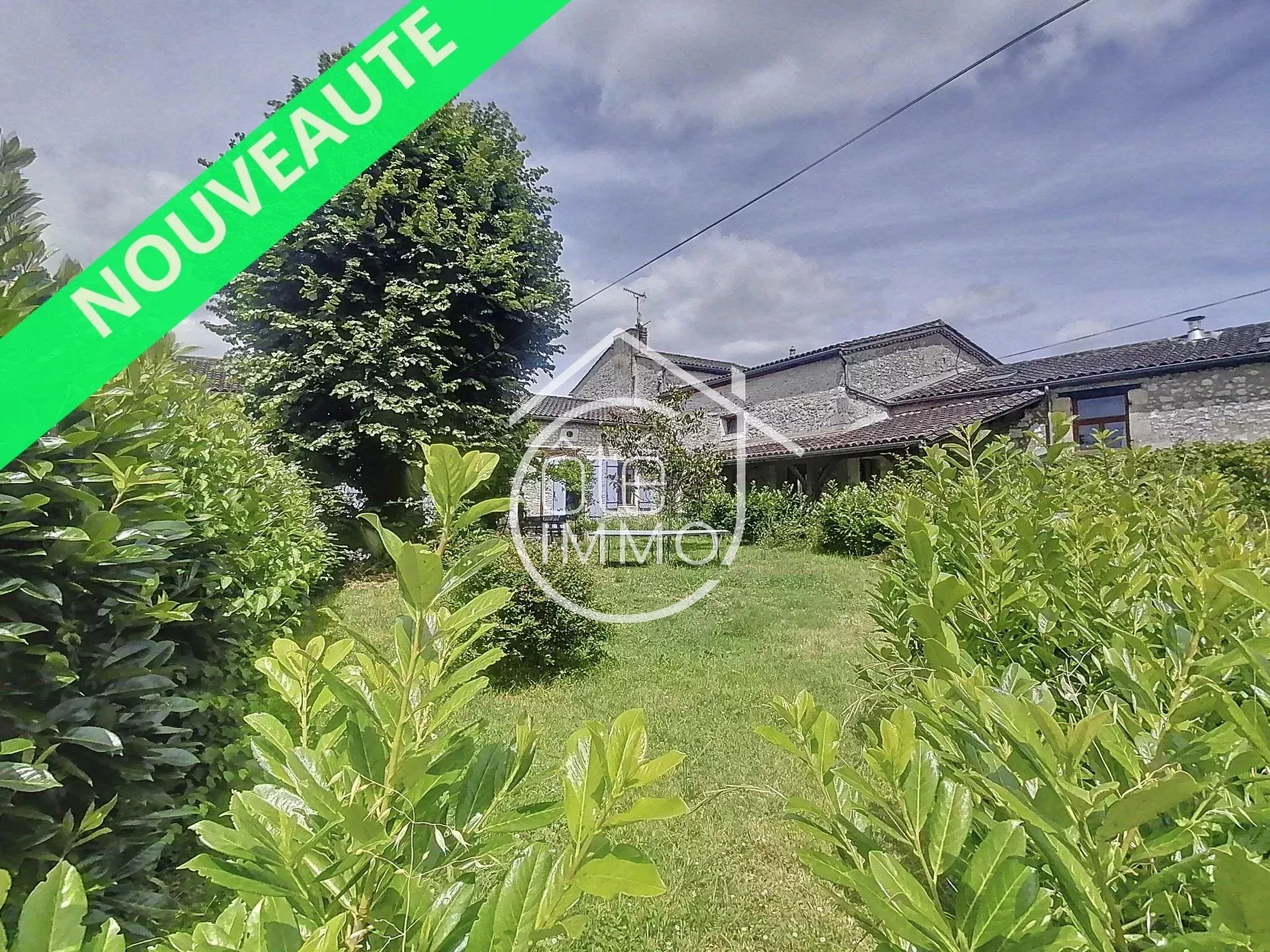 LA ROQUILLE : Bel ensemble immobilier 385 m² maison et gîte sur 4000 m²