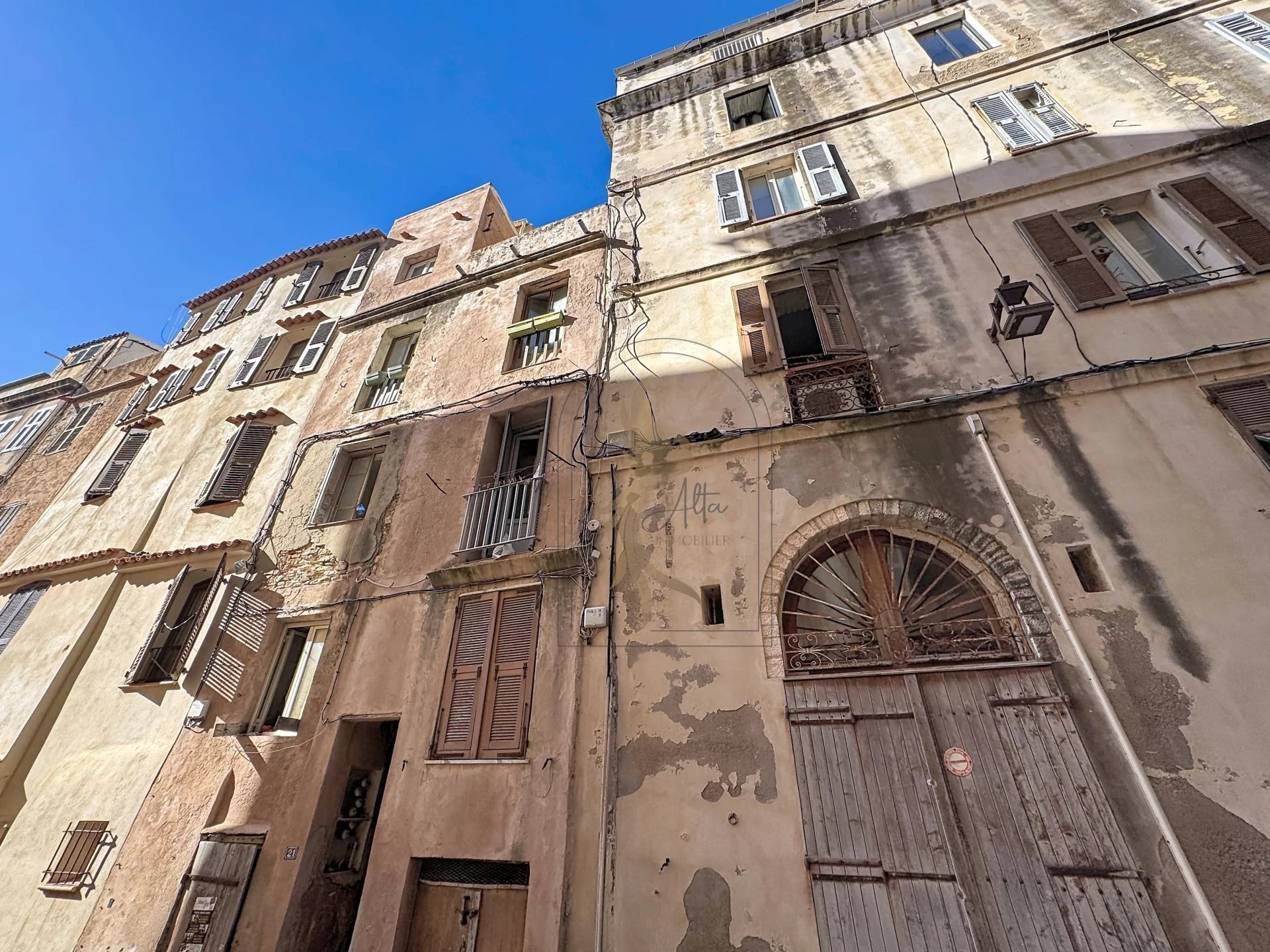 Vaste Duplex de 85 m2  avec terrasse au coeur de la haute ville de bonifacio