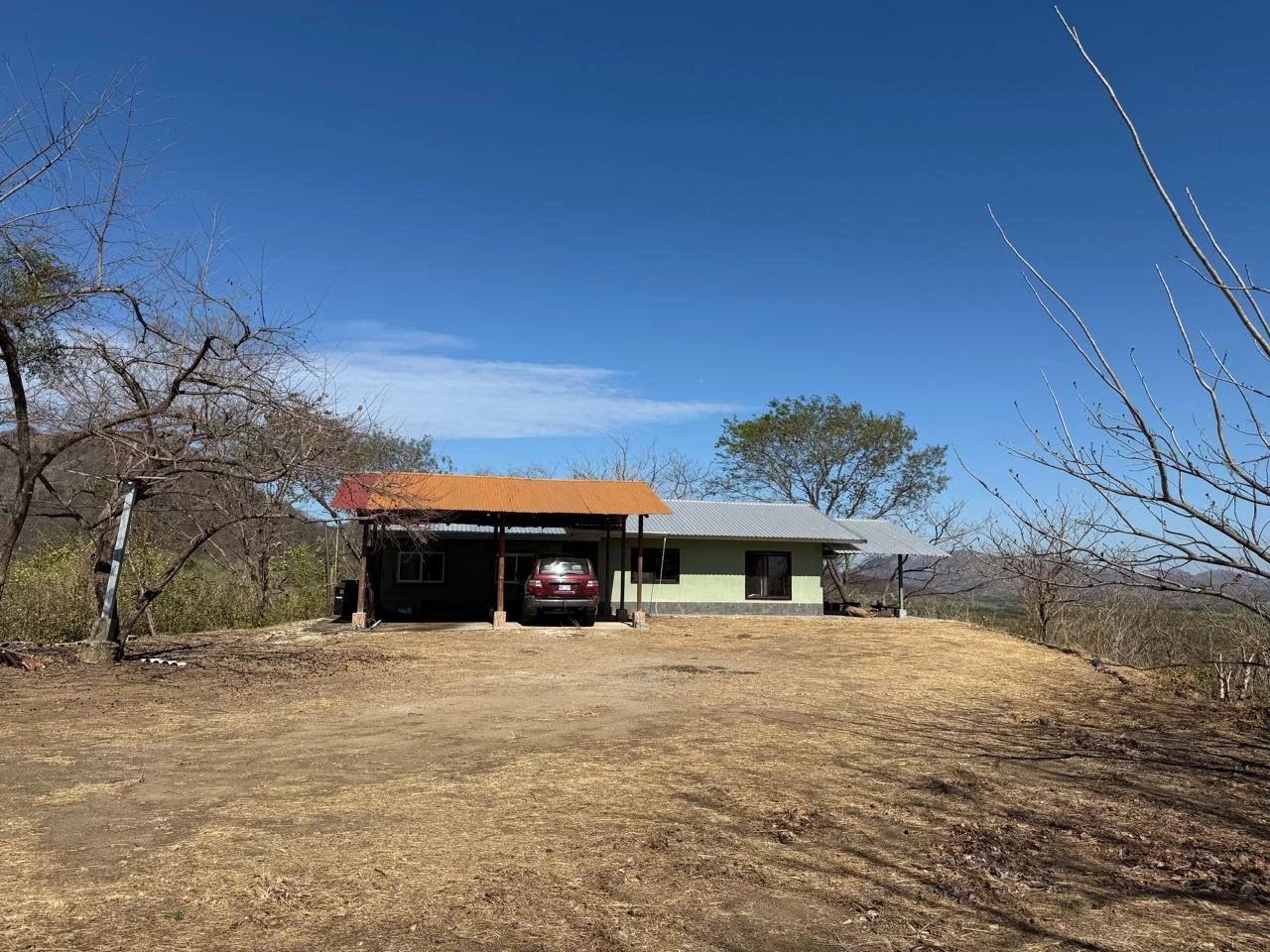 Propiedad con Vista Panorámica a las Montañas y Casa de 3 Habitaciones . Cerca de Tamarindo