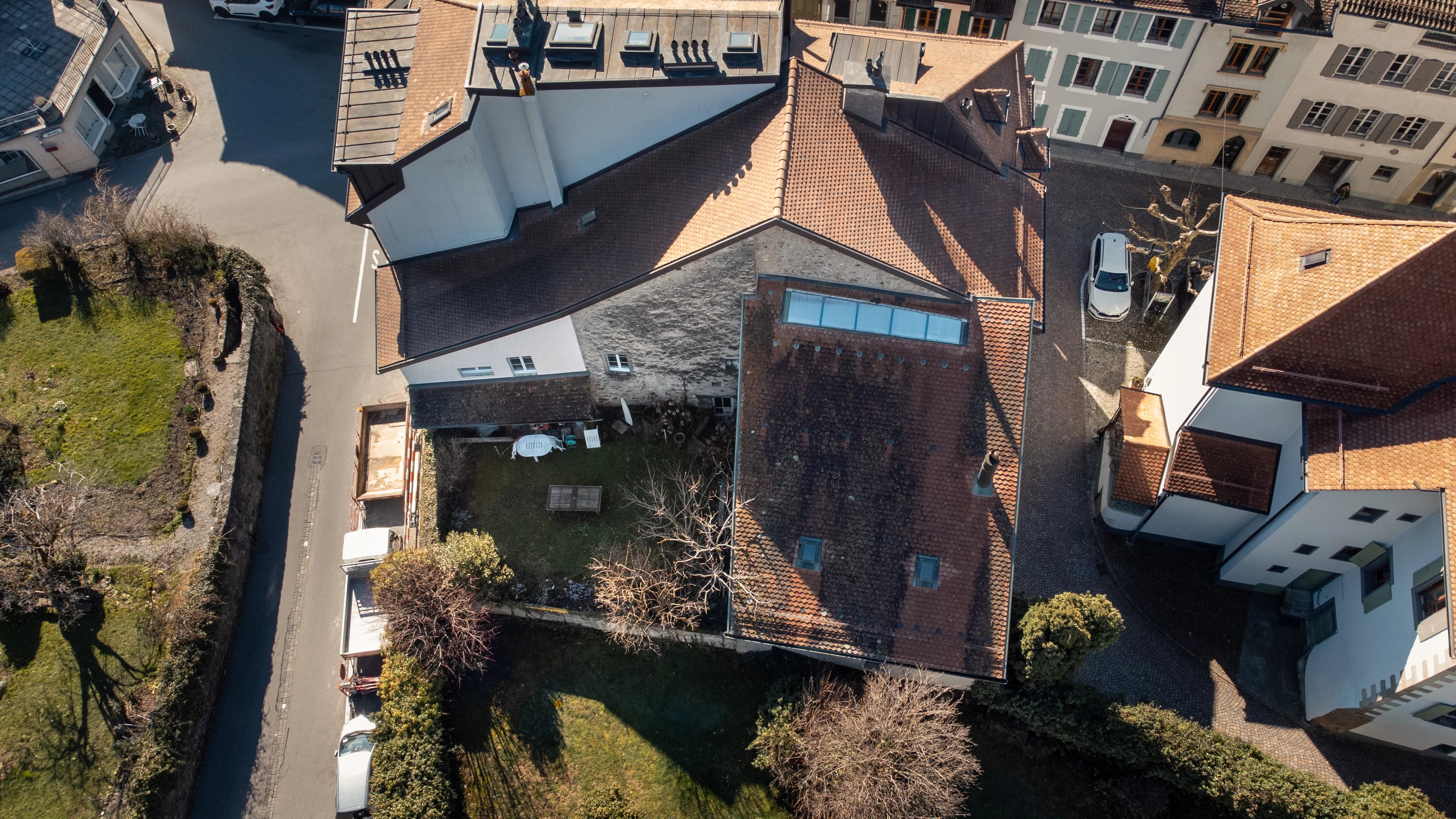 Au cœur du bourg de Lutry, immeuble typique avec jardin