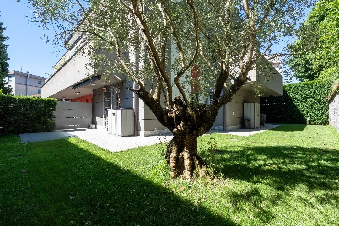 TRILOCALE CON GIARDINO PRIVATO SU TRE LATI IN CLASSE A1