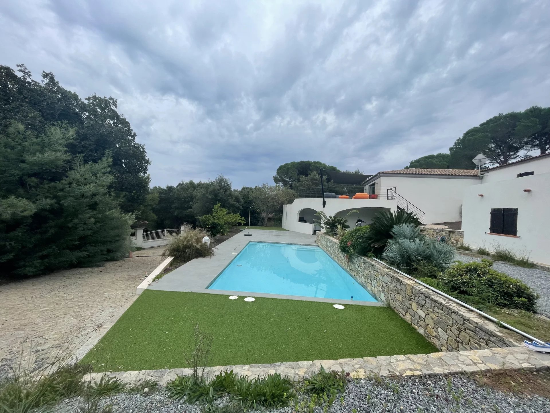 Propriété avec 2 maisons , piscine, garage