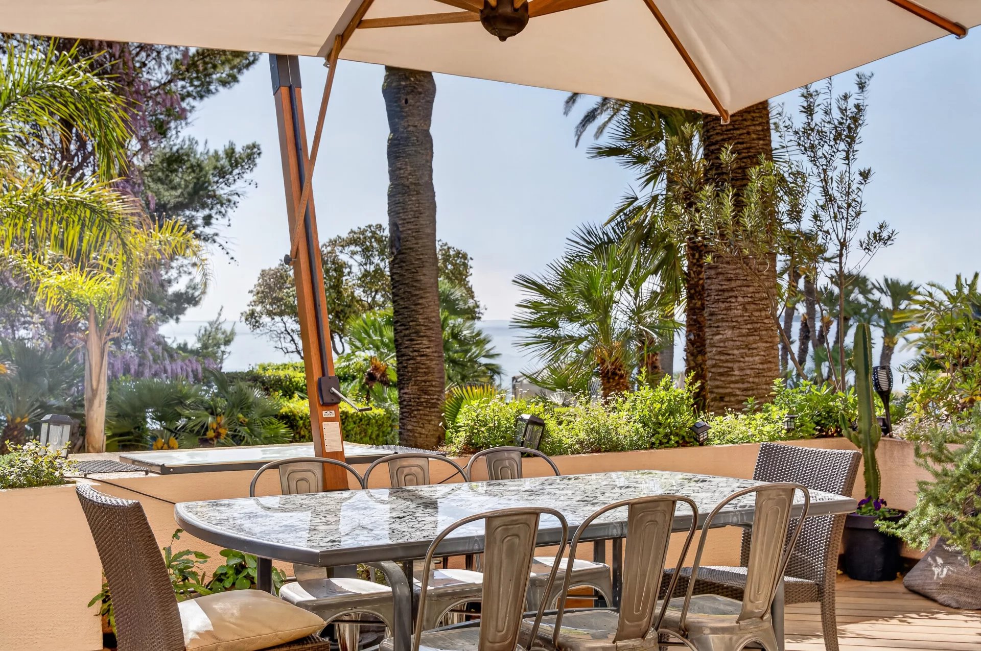 SOLE AGENT - Exceptional pied-à-terre facing the sea, prestigious residence with direct sea access and swimming pool