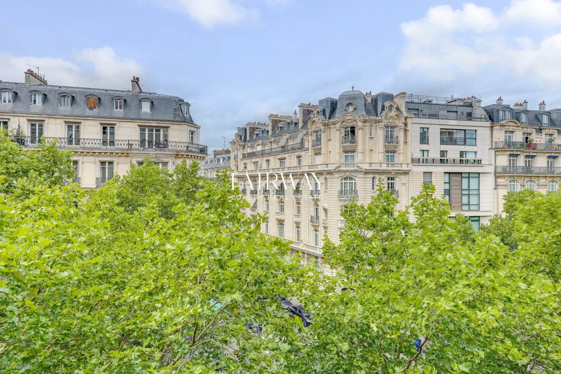 Appartement de standing de 110 m² avec 4 pièces rénovées au pied du parc Monceau – Paris 8e